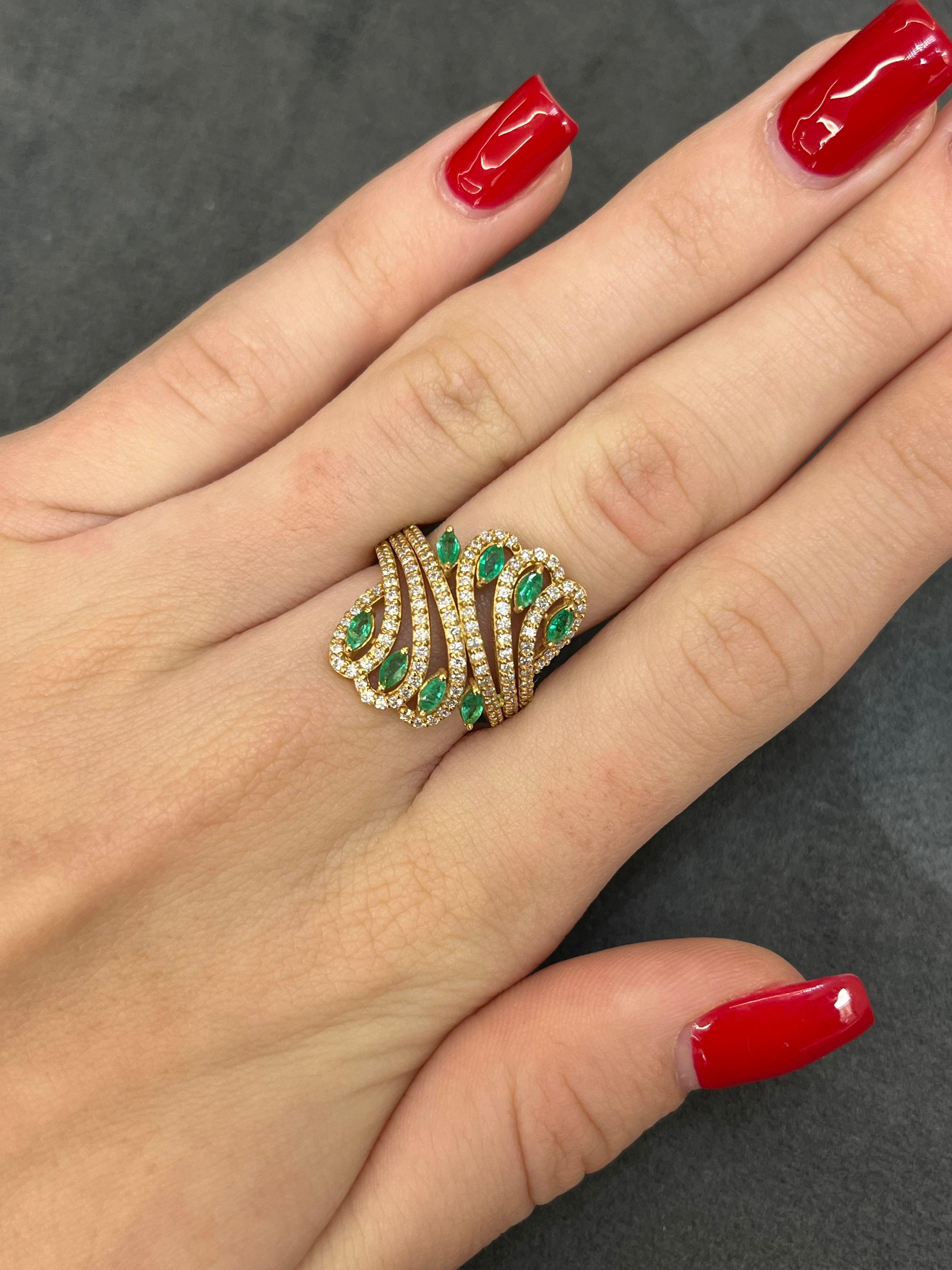 Questo squisito anello di alta gioielleria è realizzato in oro rosa 18 carati e mostra un'eleganza e una maestria eccezionali. Presenta otto smeraldi con taglio a marquise per un peso totale di 0,45 carati, disposti in modo da evidenziare la loro