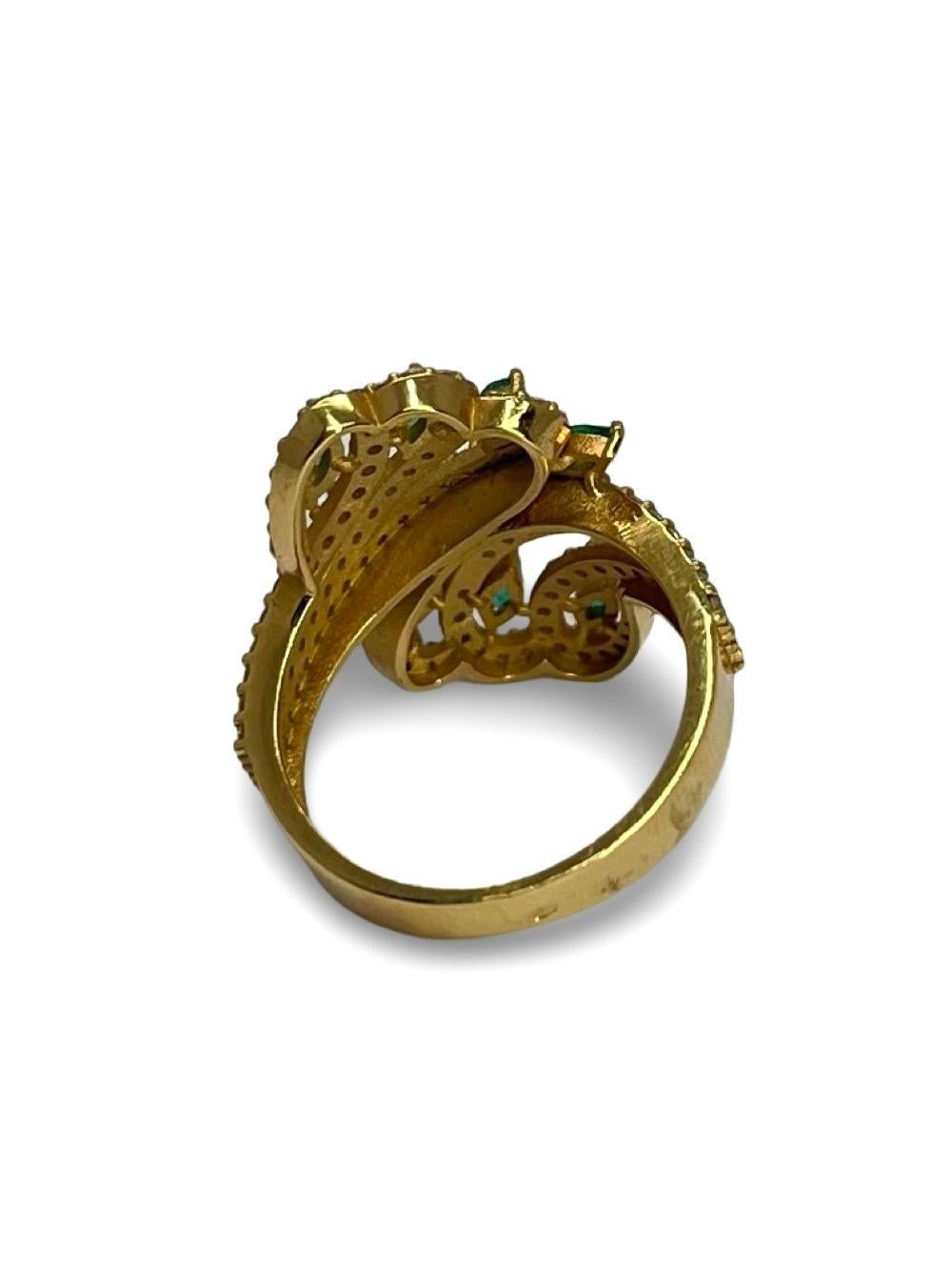Anello in oro rosa con smeraldi e diamanti in vendita 1