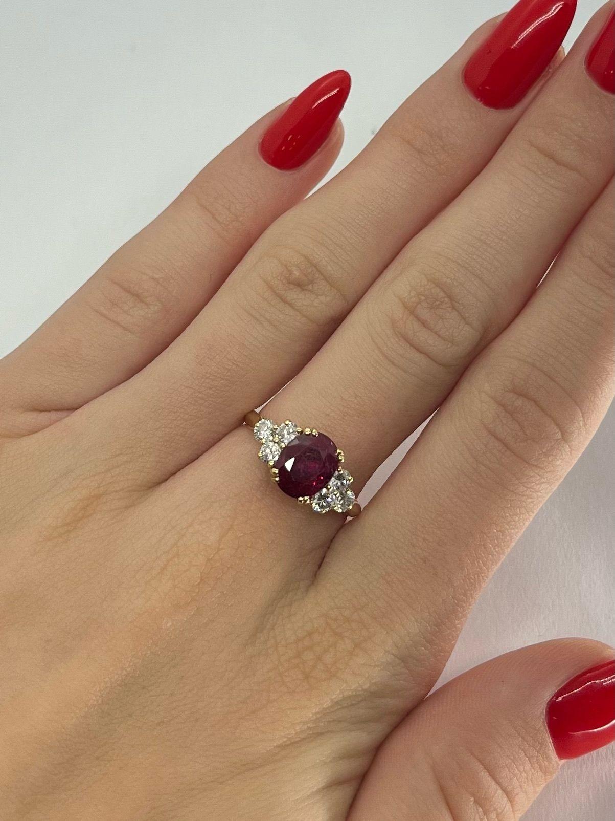 Cette élégante bague en or jaune 18 carats (750/1000) est ornée d'un superbe rubis naturel de taille ovale pesant 2,19 carats. Le rubis présente une teinte rouge riche et profonde, véritable signe de qualité et de rareté. Autour de la pierre
