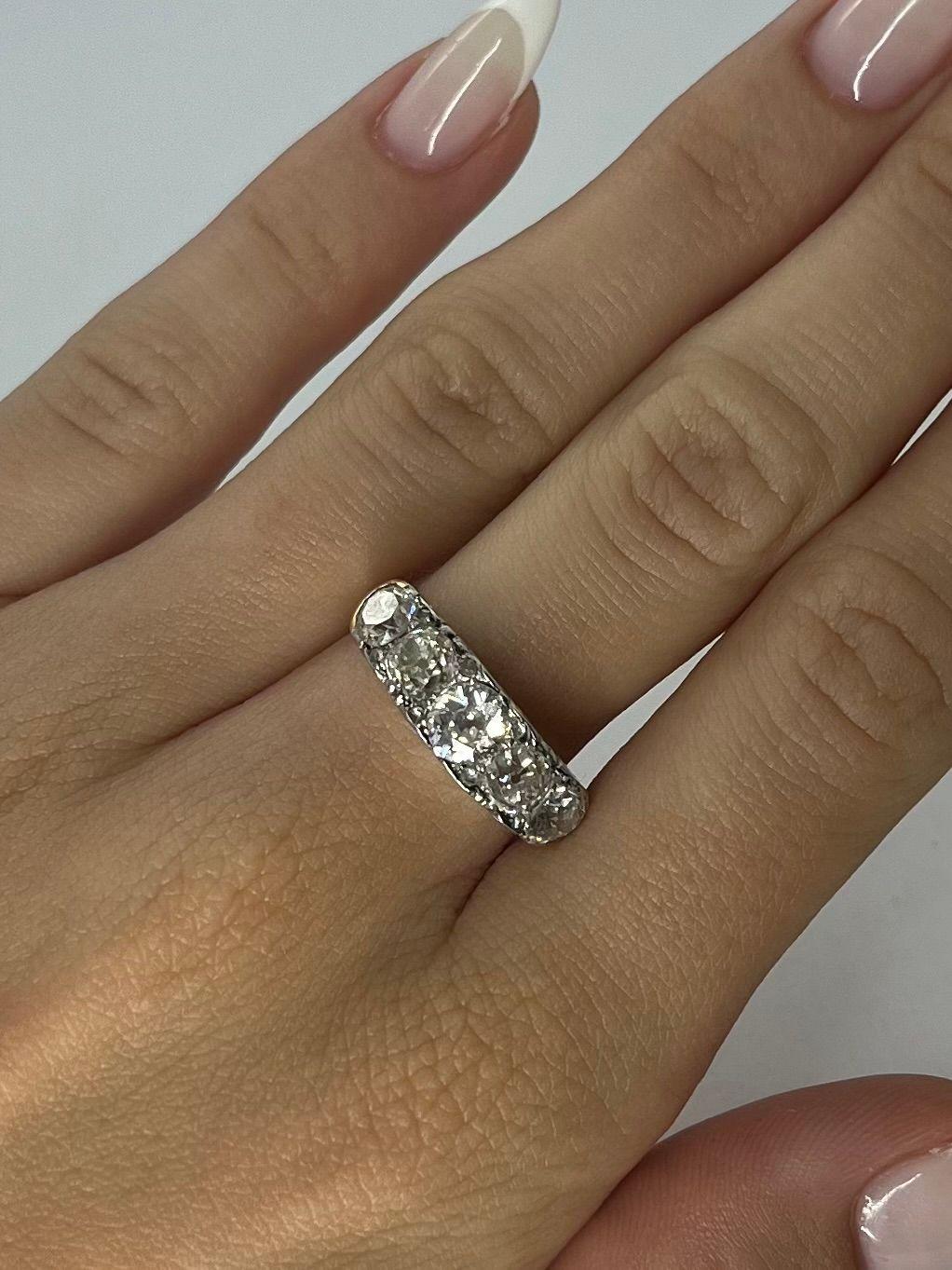 Cette magnifique bague vintage combine l'or jaune 18 carats et le platine 950, ce qui la rend à la fois durable et très luxueuse. Sa particularité réside dans les 2,20 carats de diamants naturels de taille ancienne, appréciés pour leur éclat antique