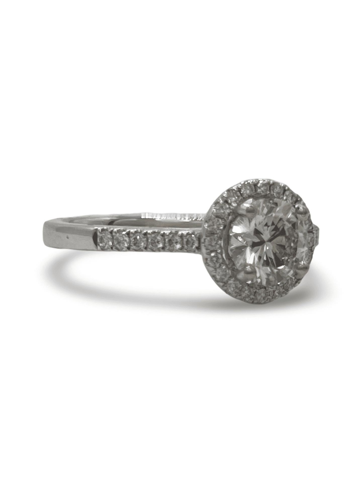 Dieser atemberaubende Solitärring ist aus 18 Karat Weißgold (750/1000) gefertigt und verfügt über einen wunderschönen natürlichen Diamanten im Rundschliff mit einem Gewicht von 0,78 Karat, einer außergewöhnlichen Farbe F und einem Reinheitsgrad von
