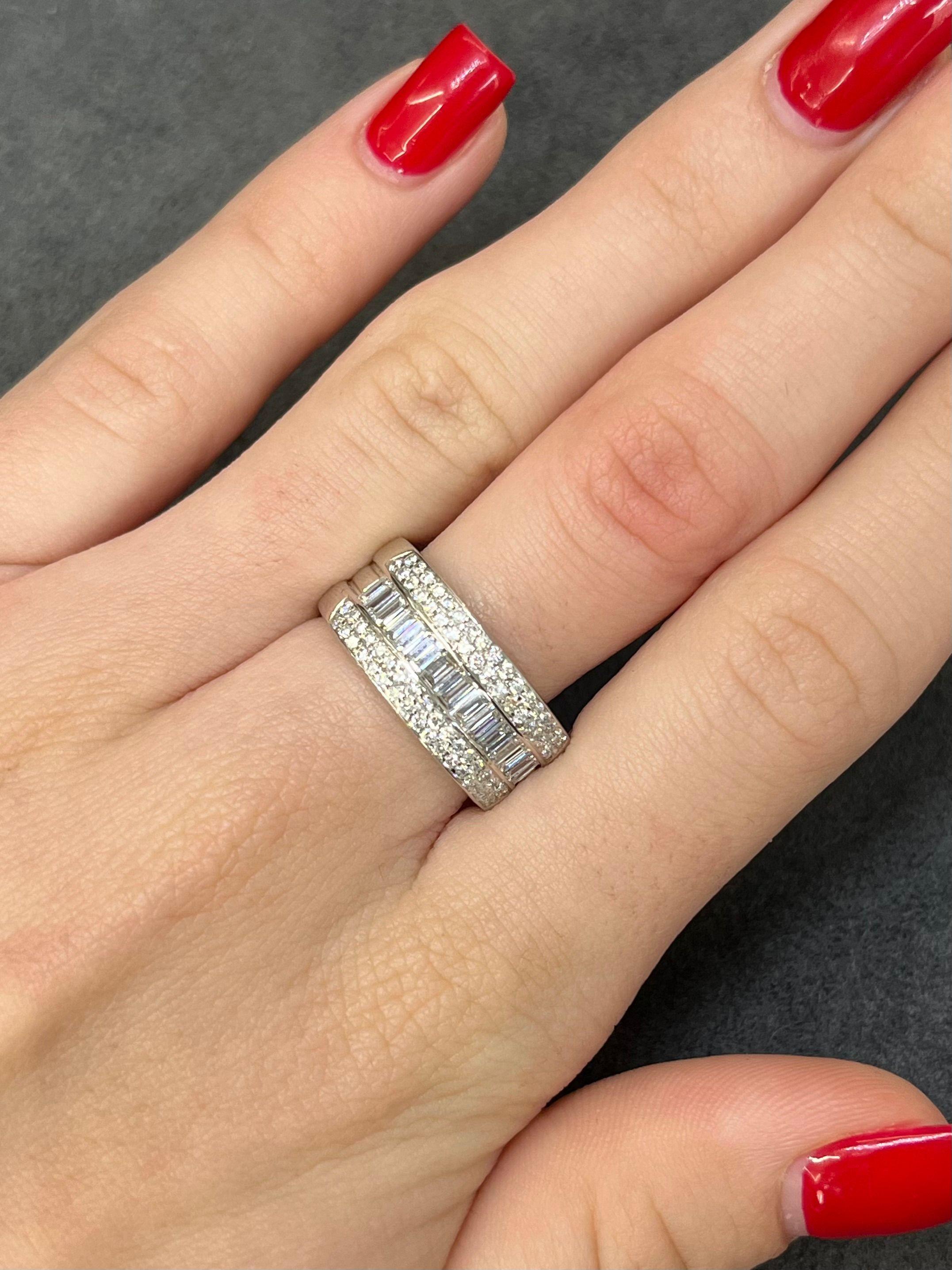 Dieser elegante Ehering ist aus 18 Karat Weißgold (750/1000) gefertigt und besticht durch eine wunderschöne Kombination von Diamanten mit insgesamt 1,60 Karat. Der Ring besteht aus 0,90 Karat Diamanten im Baguetteschliff und 0,70 Karat runden