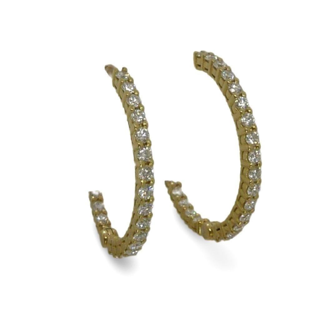 Questi eleganti orecchini sono realizzati in oro giallo 18 carati (750 millesimi) e incastonati con diamanti naturali per un totale di 1,04 carati. Il loro design senza tempo e lo scintillio raffinato li rendono una scelta perfetta per ogni