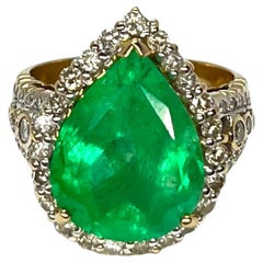 Yellow Gold Ring featuring a 6.55 ct Colombian Emerald and 0.70 ct of Diamonds