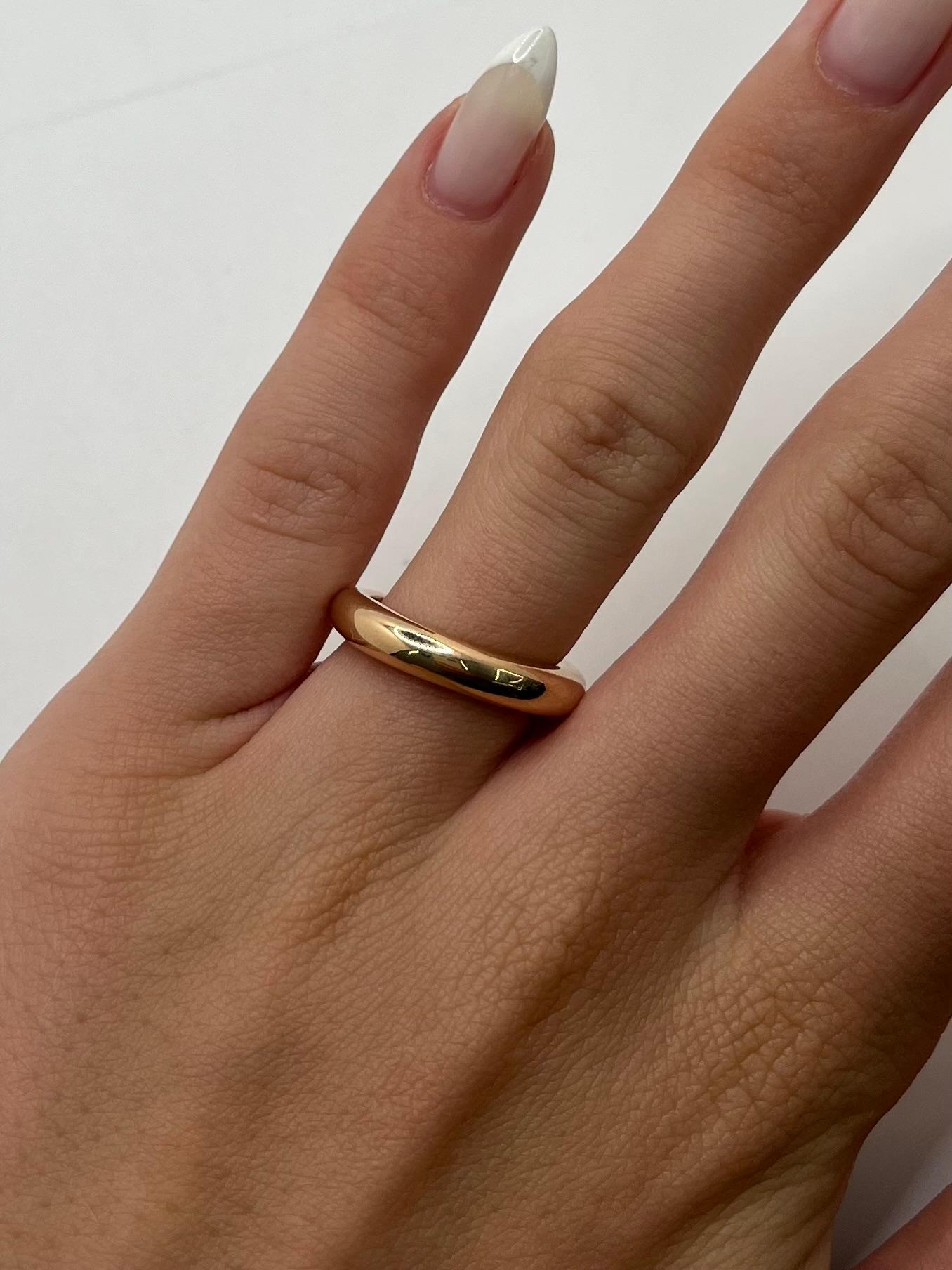 Scopri la raffinatezza senza tempo di questo anello a fascia Cartier, un vero simbolo di lusso raffinato. Realizzato in radioso oro giallo 18 carati (750/1000), questo pezzo incarna la sobria eleganza e l'eccezionale maestria per cui la Maison