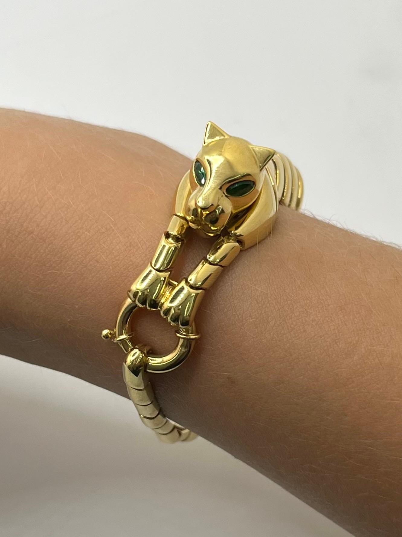 Scopri il fascino senza tempo di questo bracciale con pantera in oro giallo 18 carati, un pezzo di alta manifattura che incarna eleganza e forza. Interamente realizzato e articolato a mano, questo bracciale presenta un disegno di pantera, simbolo di