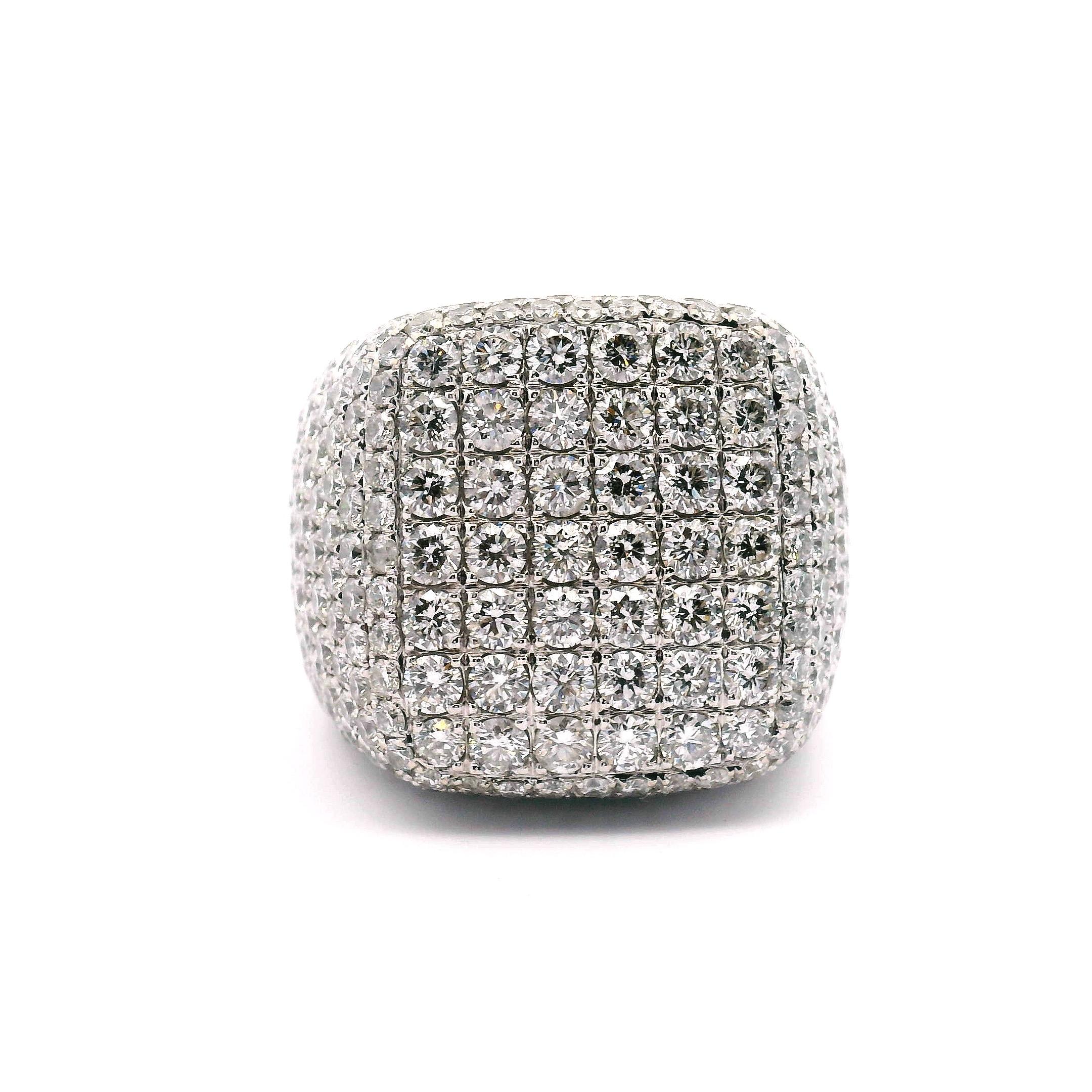 Bague en or blanc pavée sur le dessus, les côtés et le bas de la tige. Avec des diamants ronds de taille brillante.
composé de :

Environ 456 diamants ronds de taille brillant. 

Degré de clarté SI1-SI2
Grade de couleur G-H

28,59 grammes   
Or