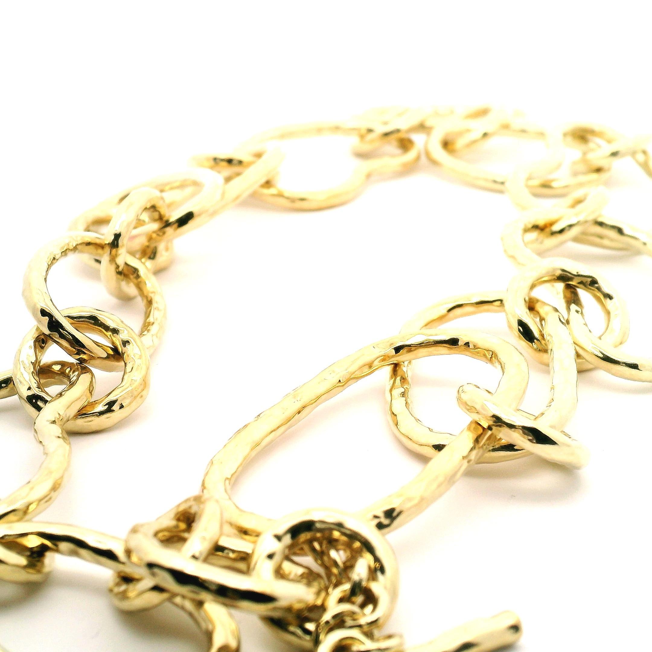 El encanto de una cadena gruesa es que siempre causa impresión: un toque final perfecto para cualquier look. Este collar está fabricado en oro de 18 quilates con eslabones texturizados que parecen sustanciosos pero son sorprendentemente ligeros. A