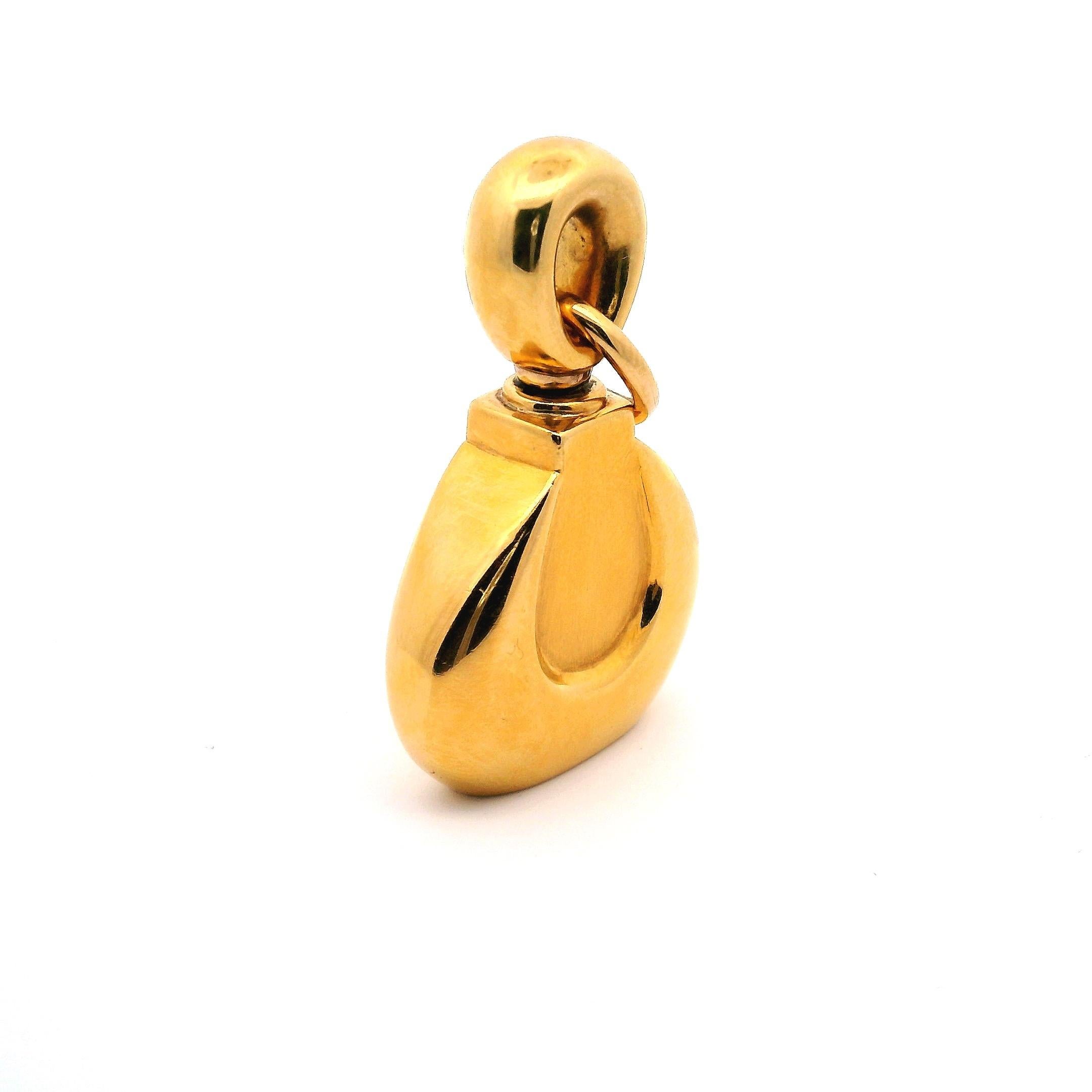 Colgante de frasco de perfume único, fabricado en Francia por Van Cleef & Arpels, de mediados de los años 70. Se ha fabricado con la forma del frasco de perfume Maison First.
La forma de este frasco está Inspirada en Jean Claude Ellena, perfumista