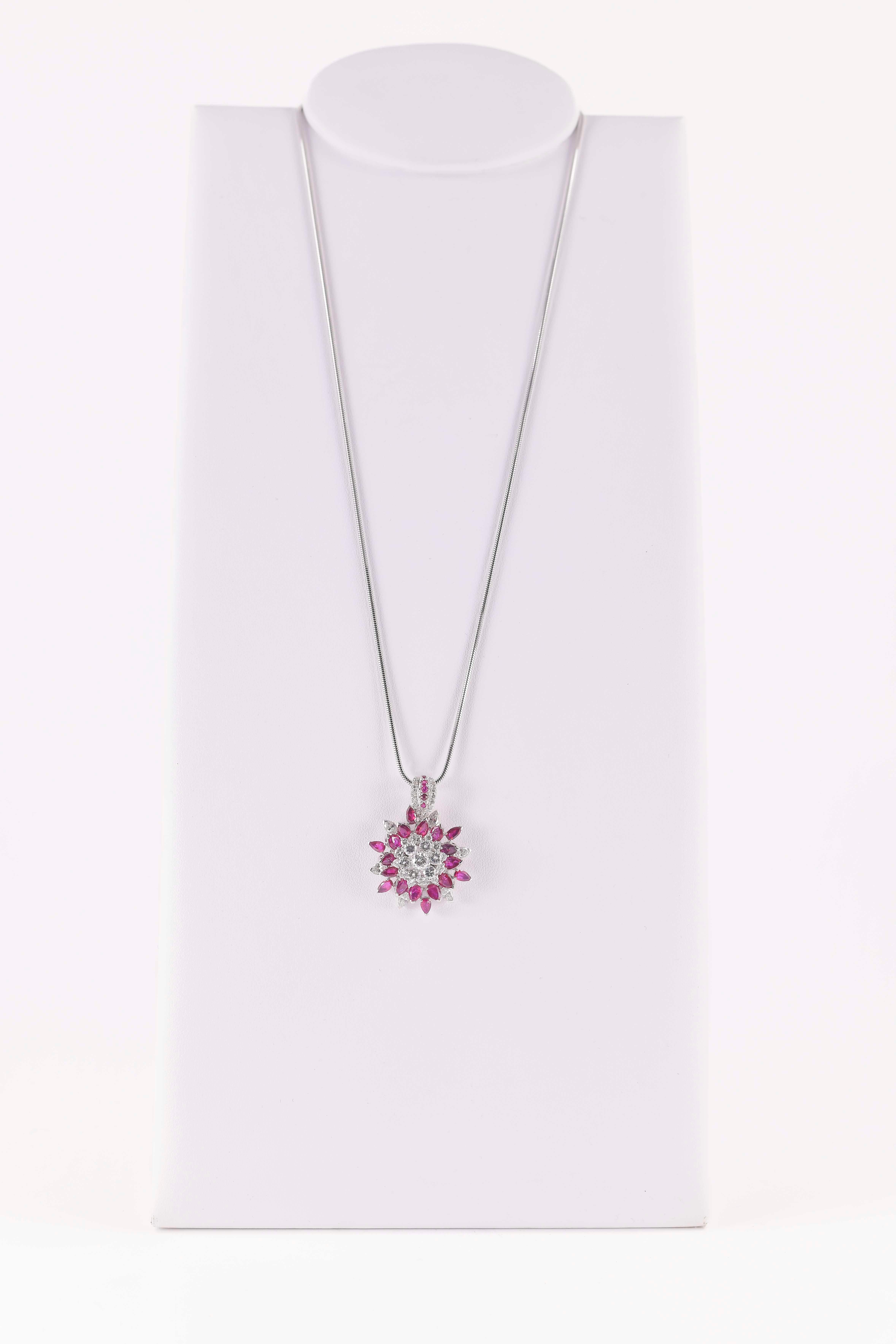 ANALISI GEMMOLOGICA
Collana in oro bianco 18k (750/1000) realizzata con un pendente in oro bianco 18k (750/1000)  a foggia di corolla di Rubini e Diamanti multiformi.
La descrizione dettagliata delle caratteristiche gemmologiche è riportata di