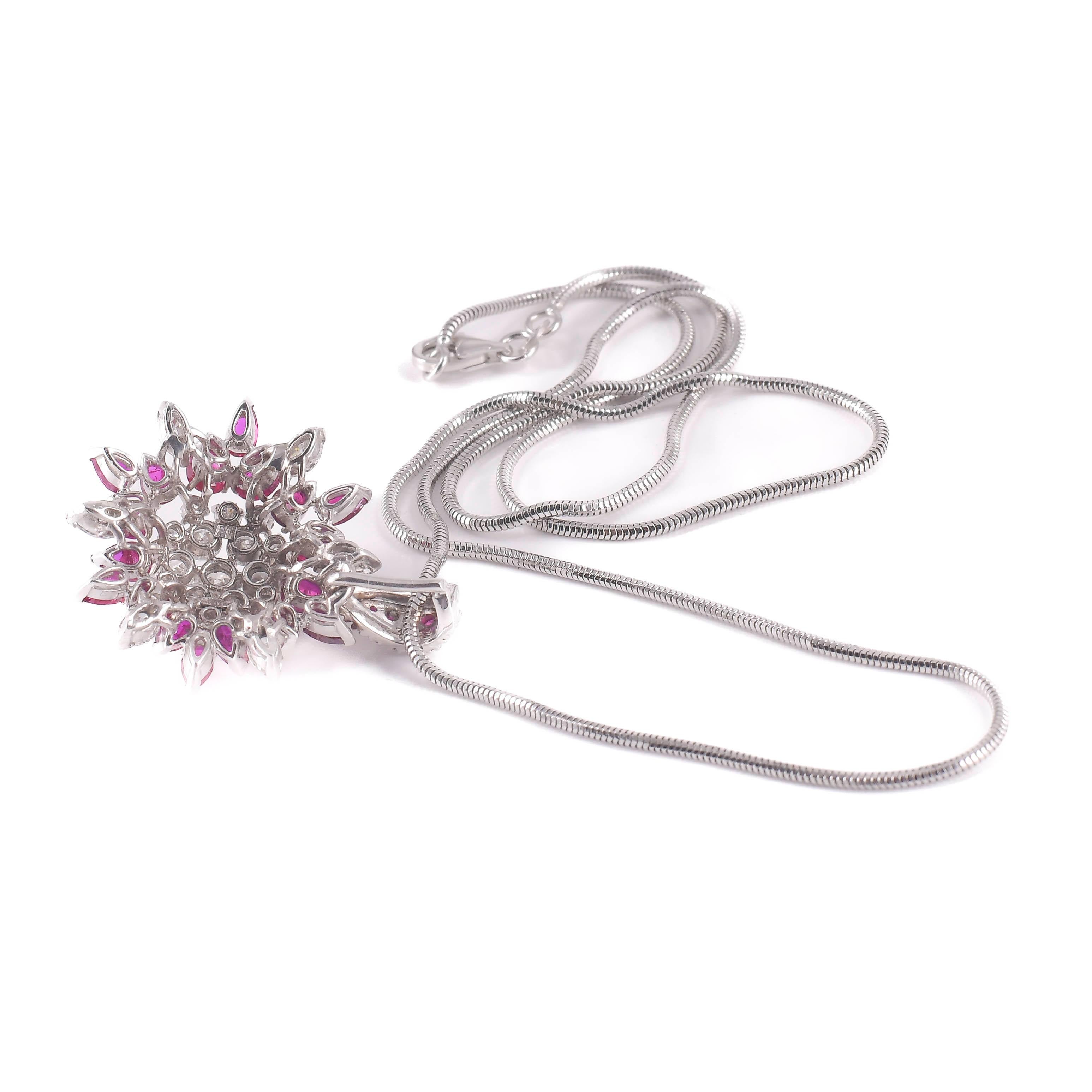 Collana con ciondolo pendente in oro bianco con Rubini di Siam e 40 Diamanti In condizioni buone in vendita a Bologna, IT