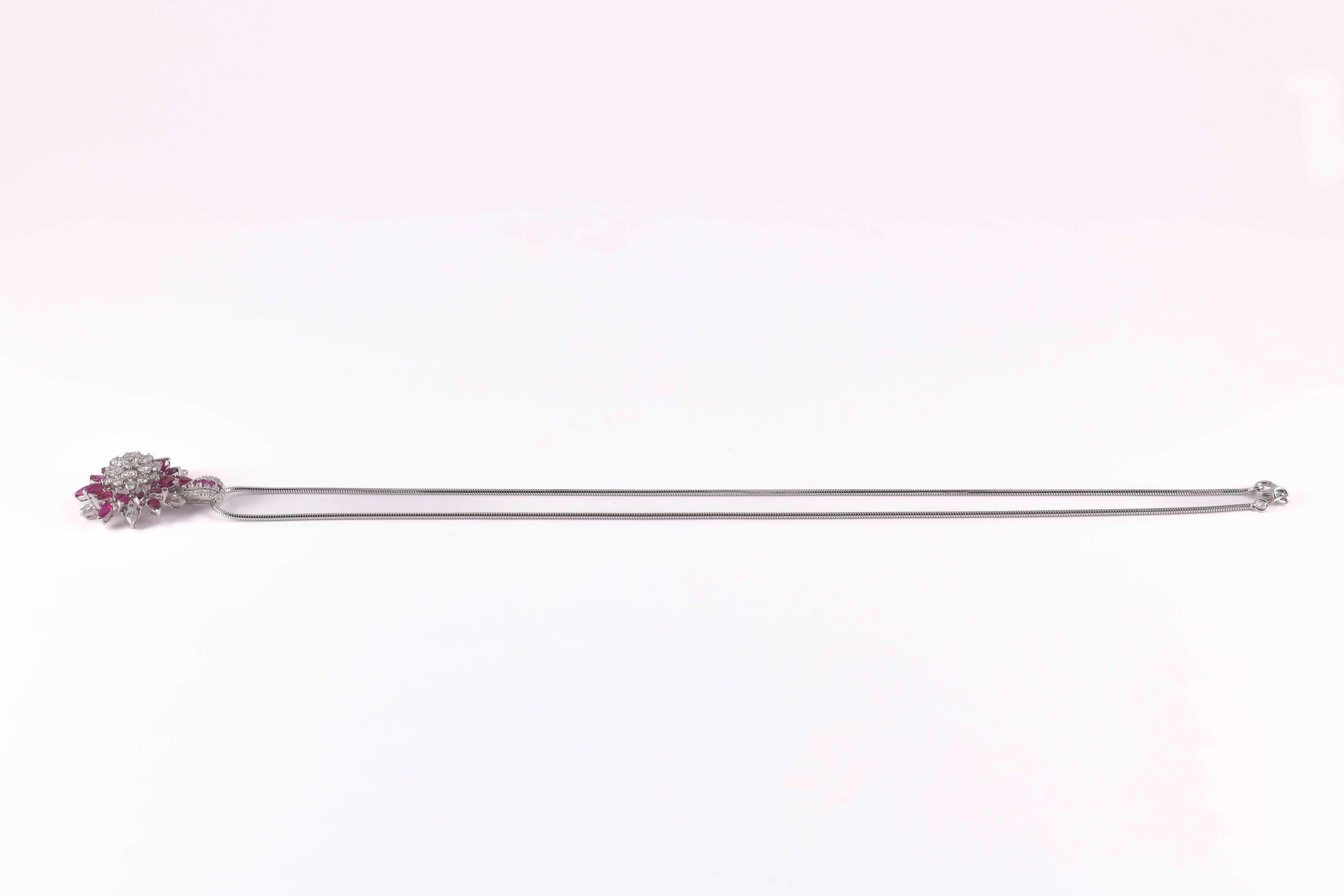 Donna Collana con ciondolo pendente in oro bianco con Rubini di Siam e 40 Diamanti in vendita