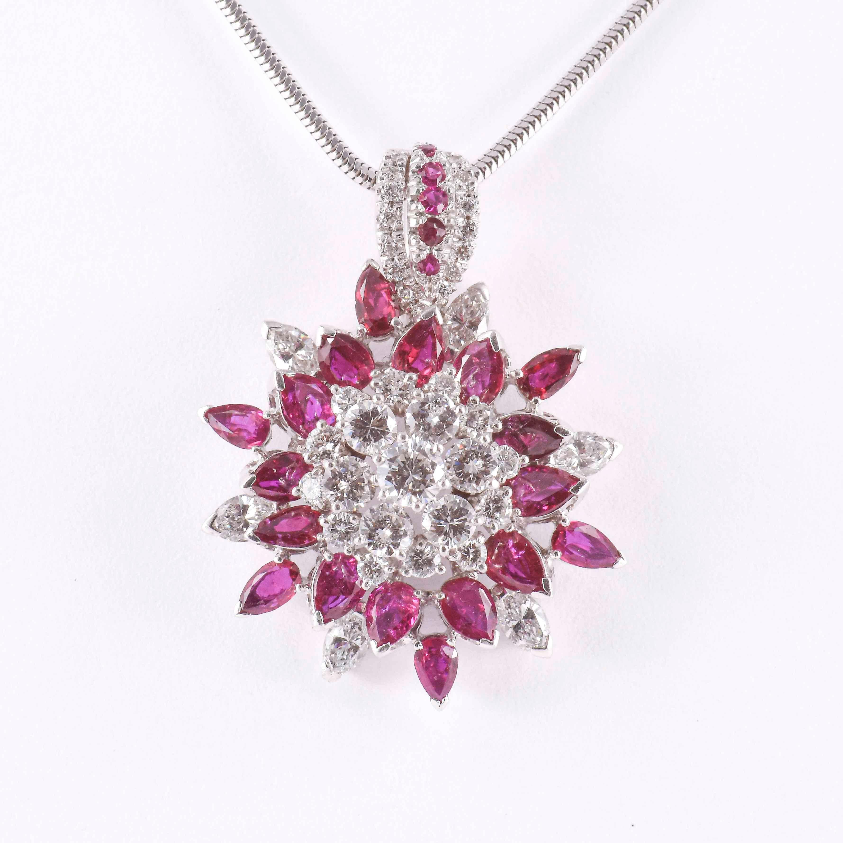 Collana con ciondolo pendente in oro bianco con Rubini di Siam e 40 Diamanti in vendita 1