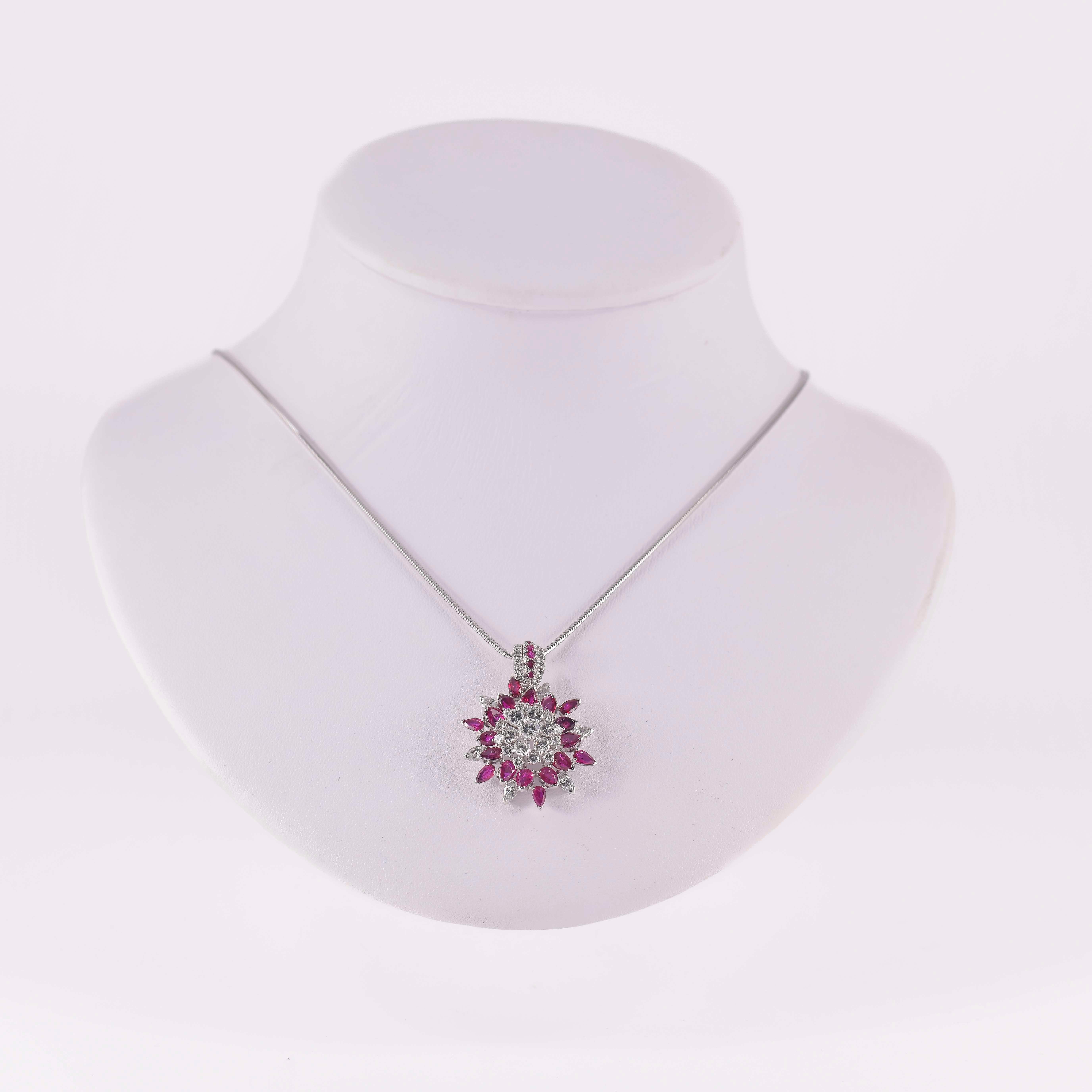 Collana con ciondolo pendente in oro bianco con Rubini di Siam e 40 Diamanti in vendita 2