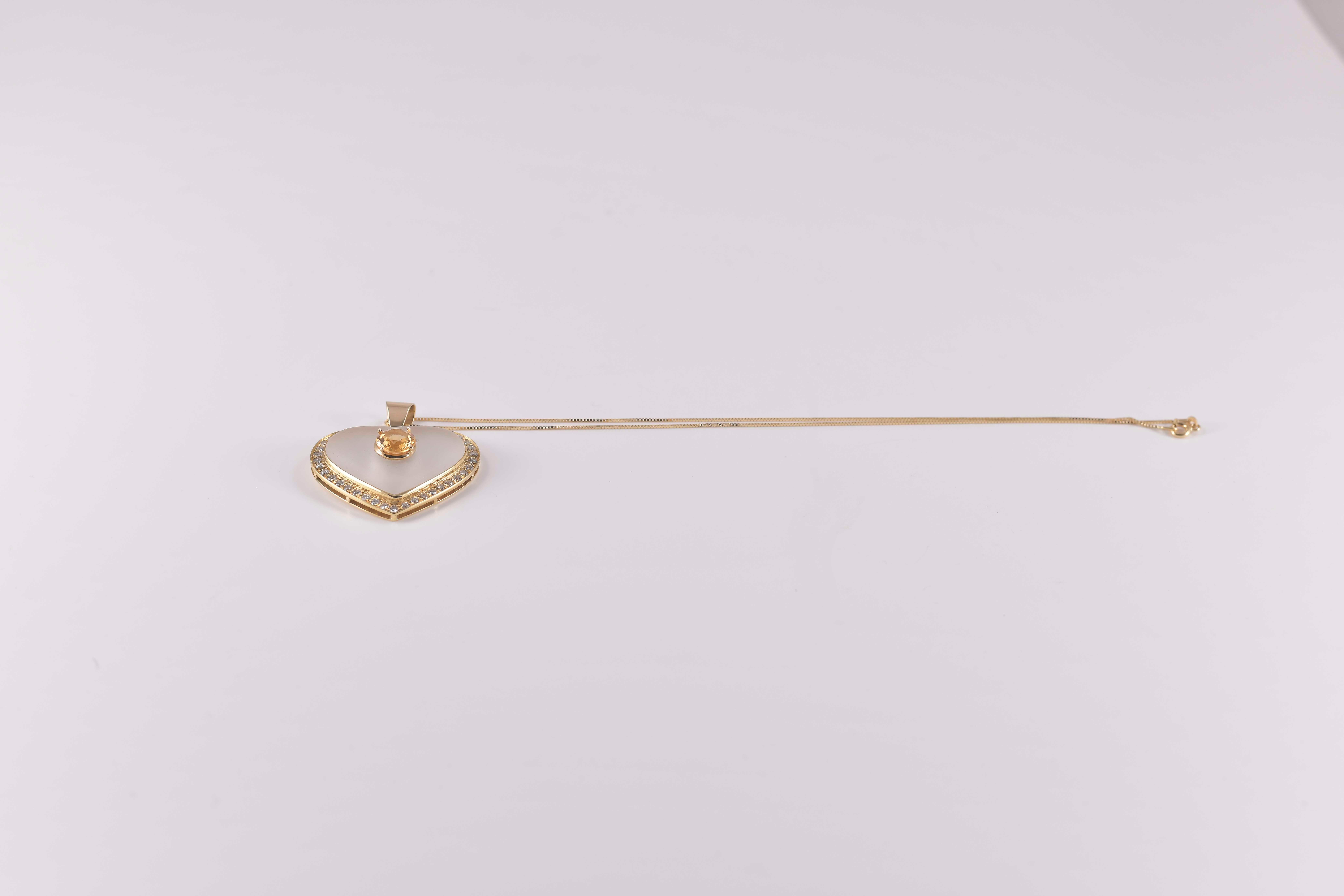 Donna Catena in oro con ciondolo pendente in cristallo sabbiato, diamanti ed quarzo in vendita