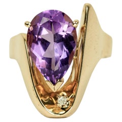 Anello da cocktail in oro giallo 14k con ametista viola a forma di pera e diamanti disposti a nastro