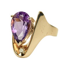 Anello da cocktail in oro giallo 14k con ametista viola a forma di pera e diamanti disposti a nastro