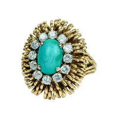 Anello da cocktail vintage in oro giallo 18 carati con turchese ovale a cabochon e diamanti a cupola