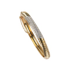 Pulsera tipo brazalete con bisagra de oro amarillo de 14k con diamantes y diseño de cuerda retorcida de la colección Estate