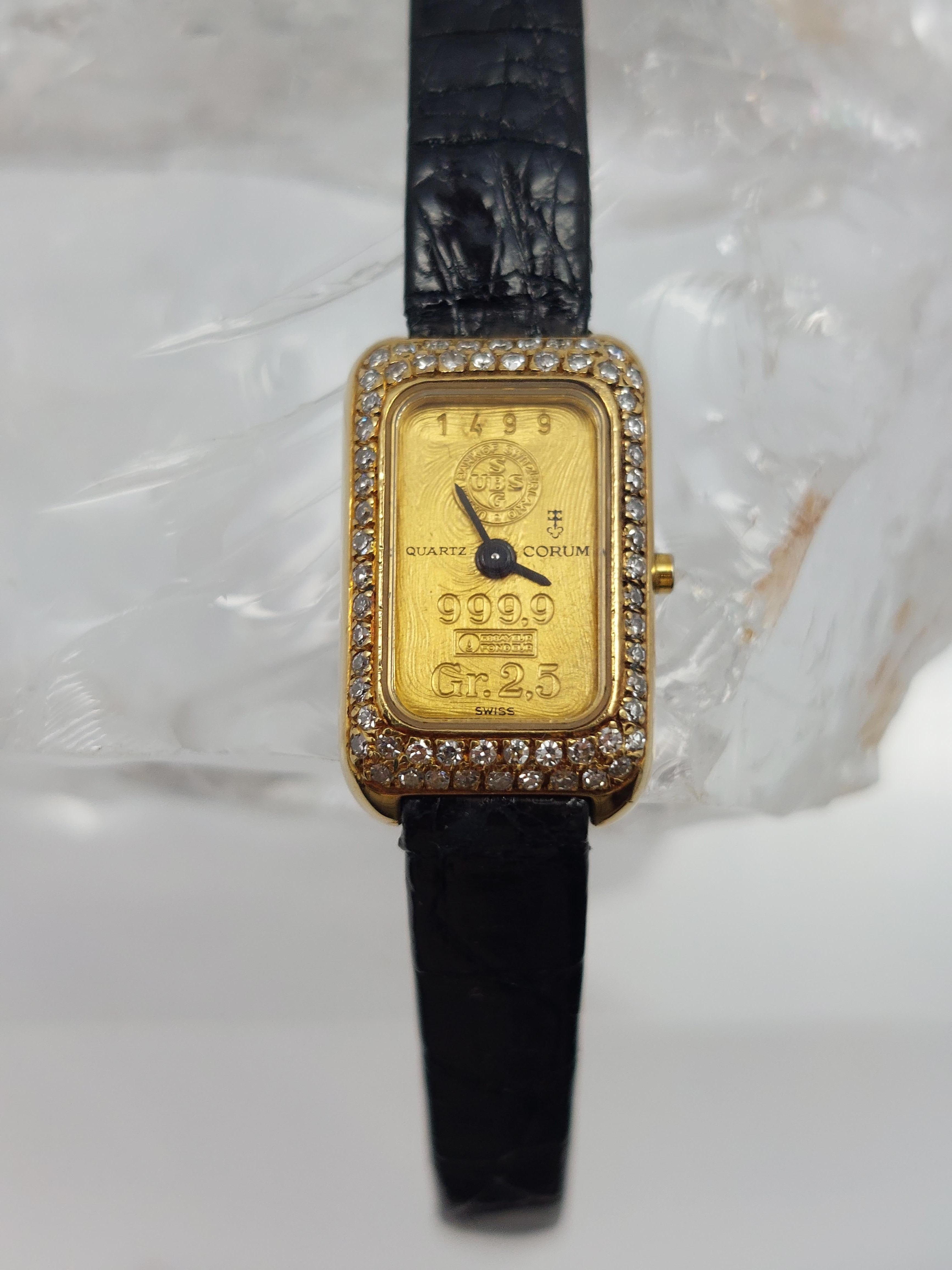 Sehr elegant!

Corum  18 Karat Gelbgold Barren und Diamant Petite Uhr mit neuen Alligatorband.
Maßnahmen beobachten  21.00 m.m.  (7/8″)  x   14.00 m.m. ( 1/2″ )  x  5.00 m.m. (3/16″).
Schwarzer Zifferblattzeiger.
Pave' gefasst  Einzelne geschliffene