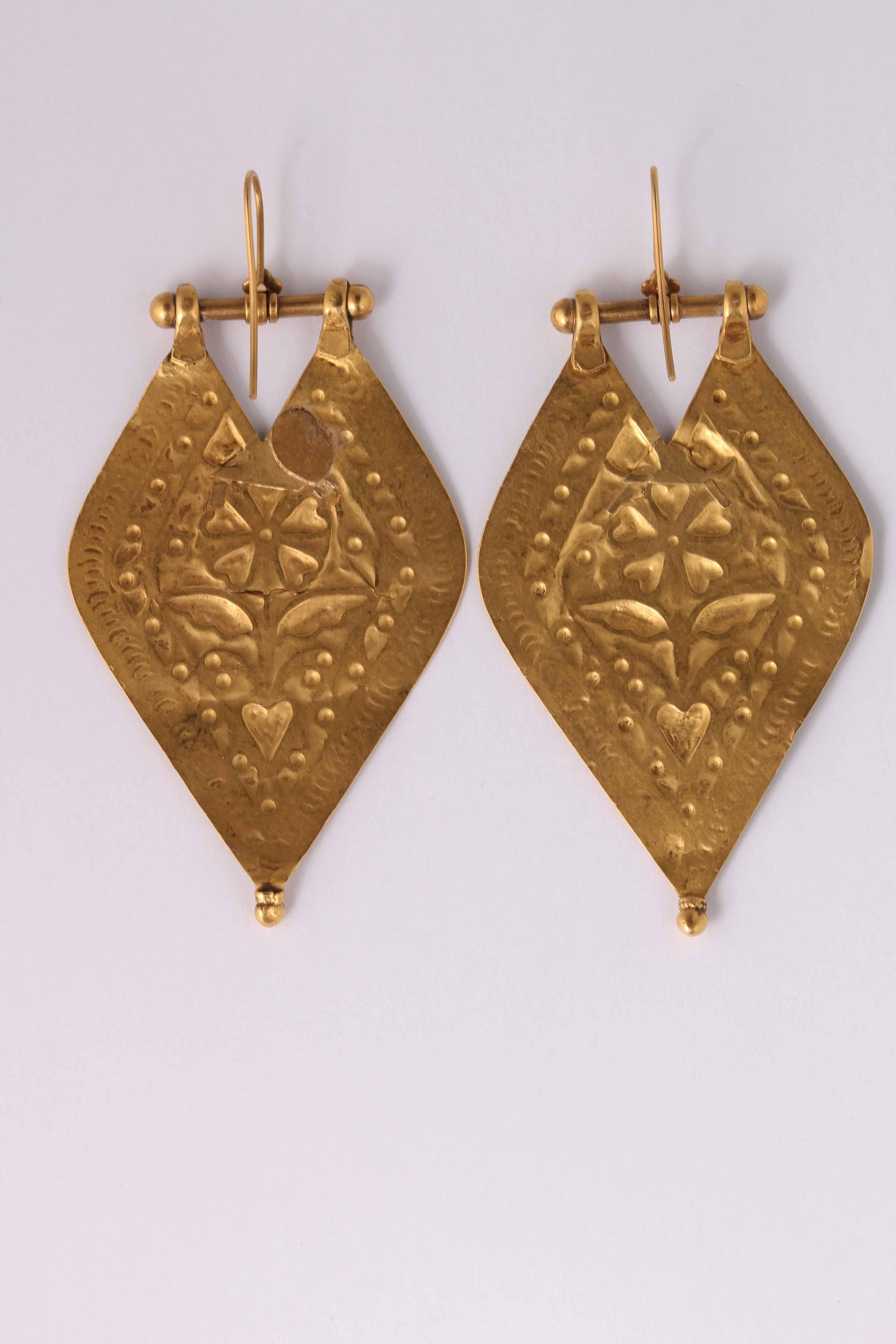 Antique Indian gold earrings, 22 ct gold, with refined decoration in a linear form.
Origin: Gujarat, first half 1900
Measurements: 41 x 66.5 mm (without hook), 41 x 78 mm (with hook)

