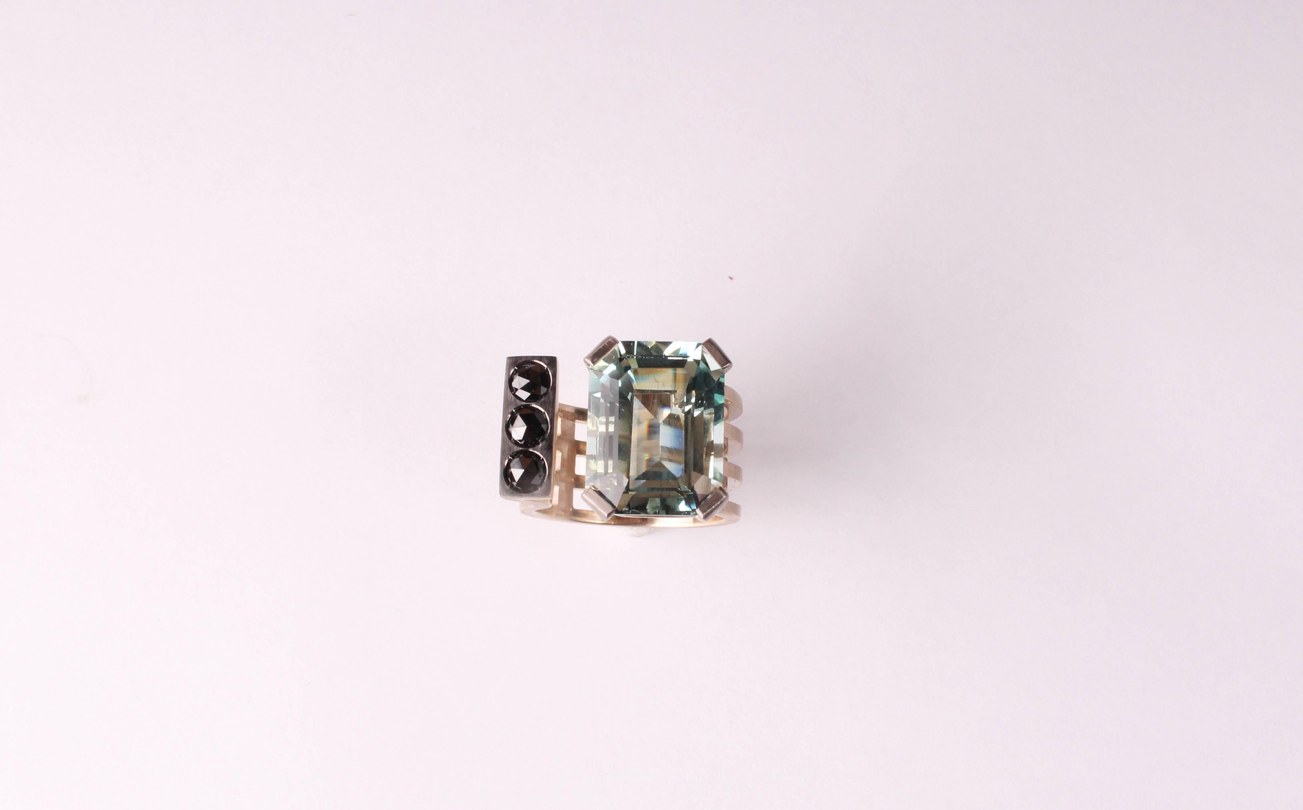 Modern Green natural aquamarine and black rose cut diamonds gold ring For Sale