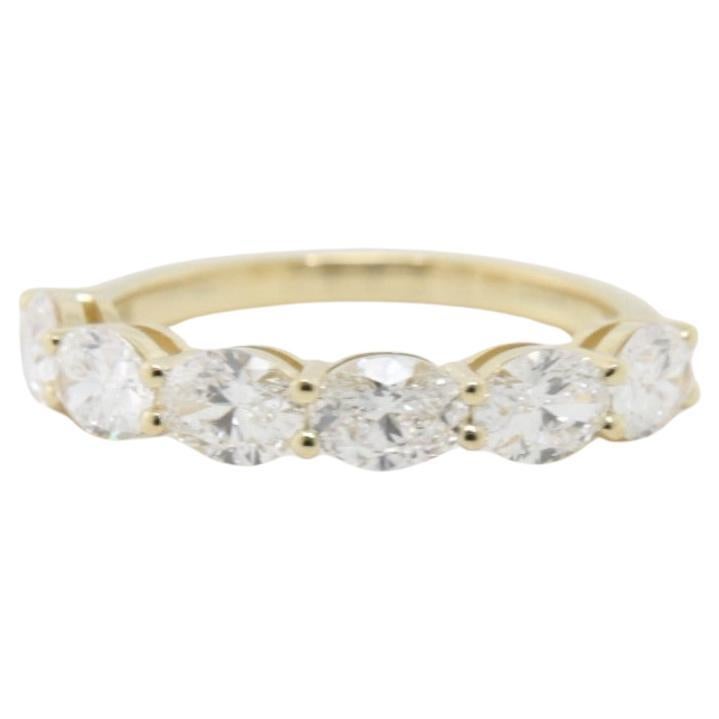 Jonc en or jaune 18K avec diamant est-ouest, certifié par le GIA

Un bracelet d'éternité moderne et raffiné, fabriqué à la main en or jaune 18 carats et serti de diamants classés GIA placés dans une orientation est-ouest qui attire le regard. Chaque