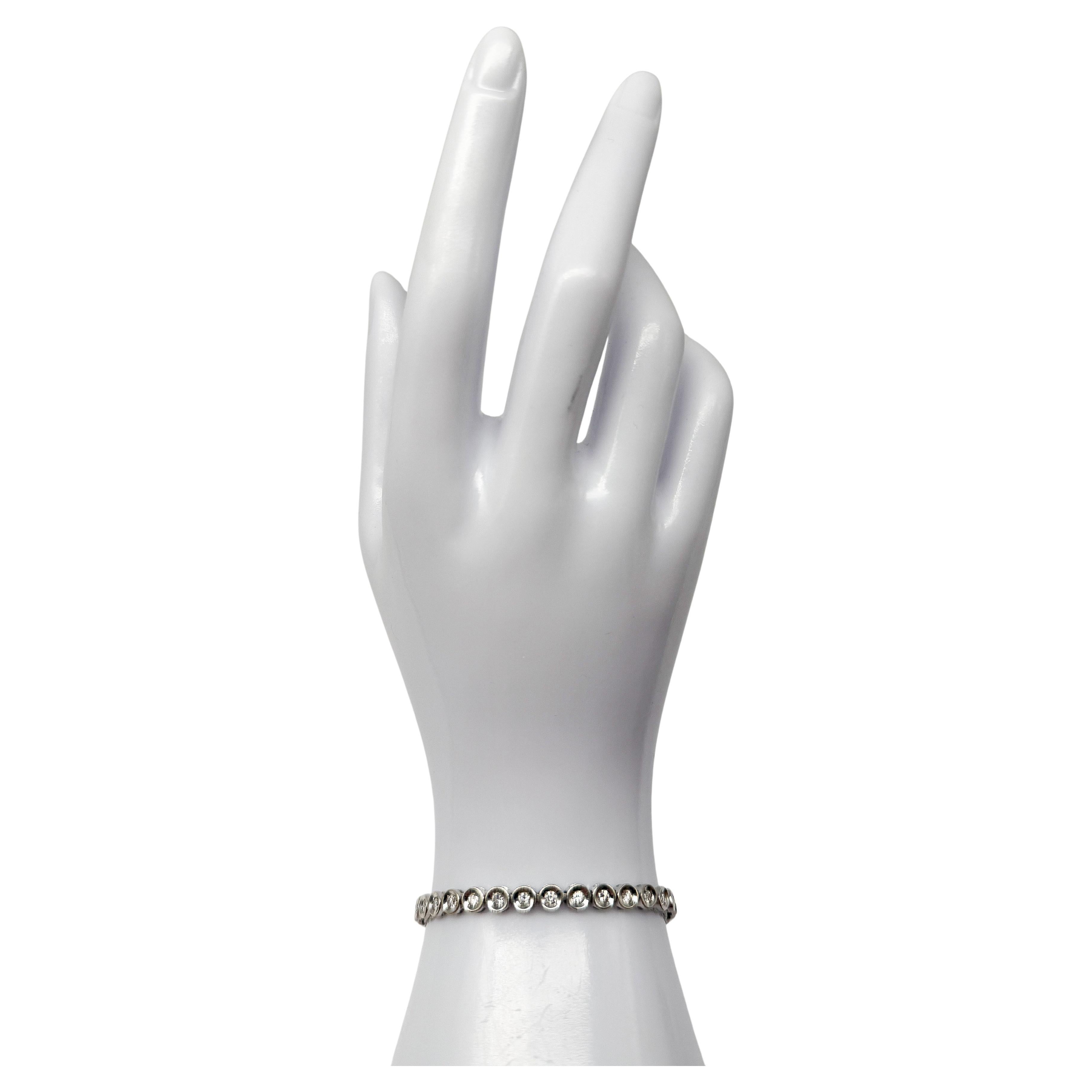 Faites l'expérience de l'élégance intemporelle et de la finesse d'exécution avec ce bracelet de tennis exquis.

Laissez-vous séduire par une élégance intemporelle et un savoir-faire exceptionnel avec ce bracelet exquis de style tennis. Ce bijou