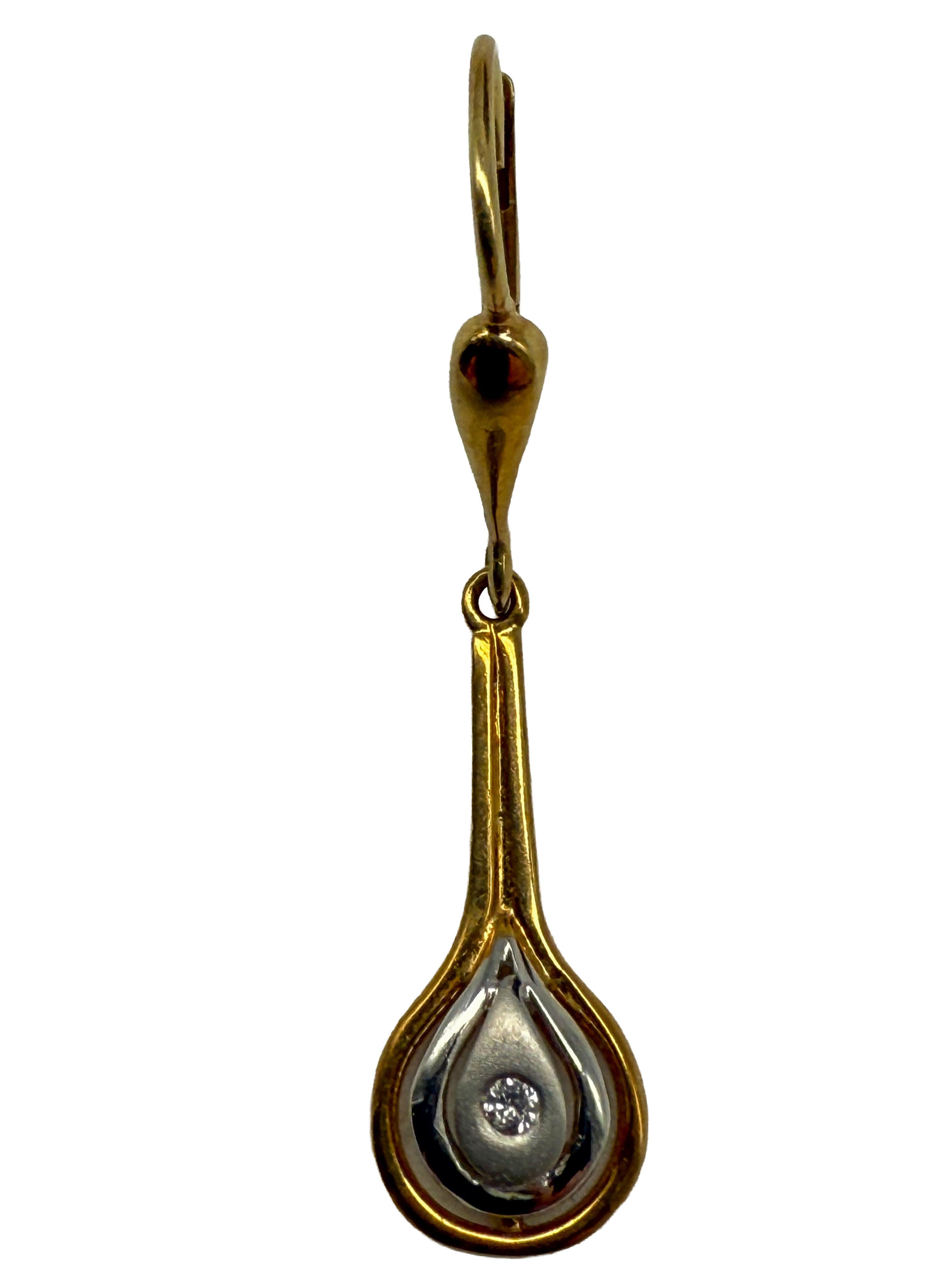 Eleganti orecchini in oro giallo 14 carati con diamanti - Made in Germany

Questi raffinati orecchini a perno realizzati in oro giallo 585 da 14 carati combinano un'eleganza senza tempo con una sottile brillantezza. Ogni orecchino è incastonato con