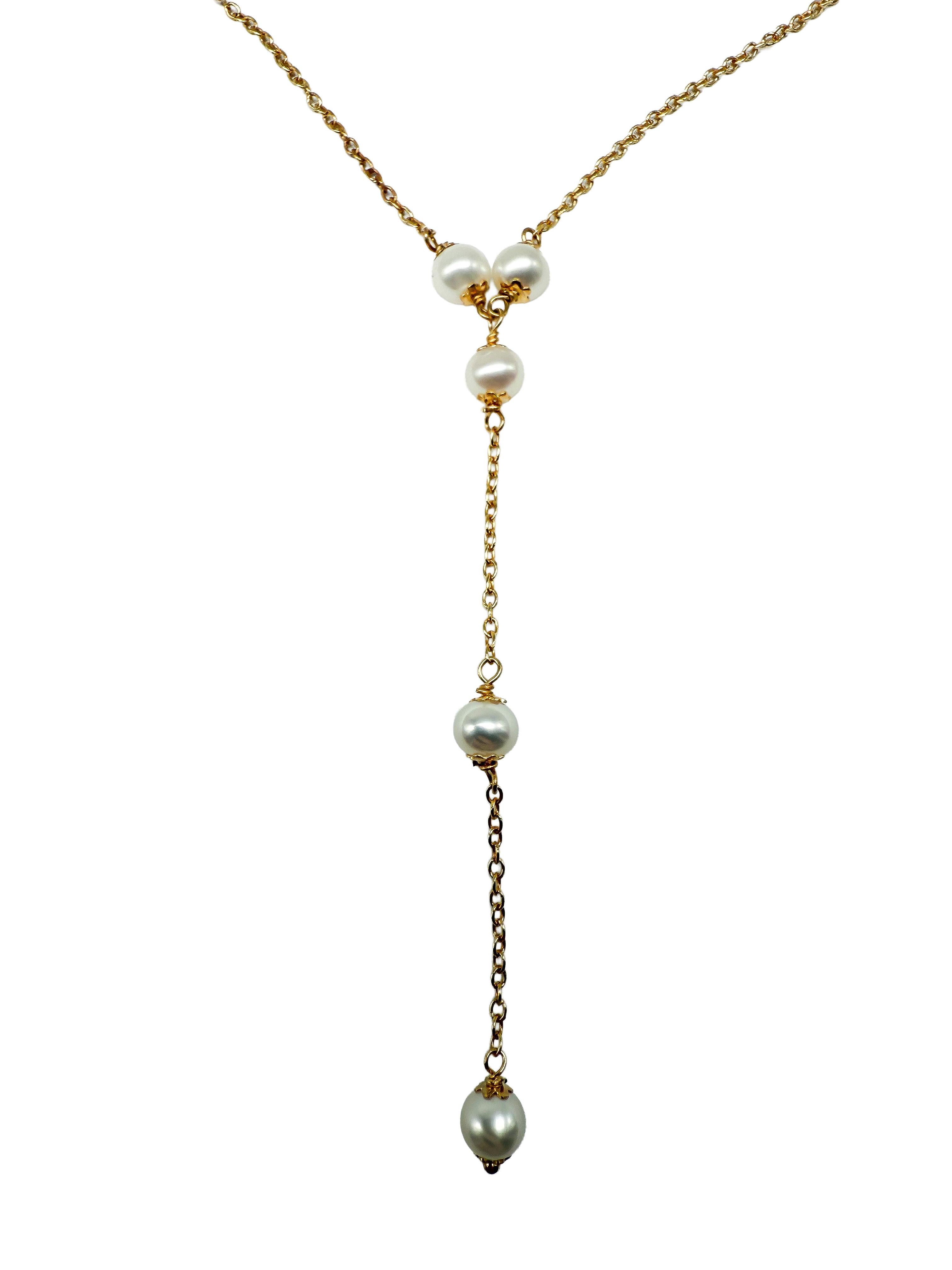 Este delicado collar de oro amarillo de 18 quilates es una pieza de joyería atemporal que impresiona por su sutil elegancia y su artesanía de alta calidad. Con un peso de sólo 2,1 gramos, el collar se asienta ligeramente sobre la piel, ofreciendo