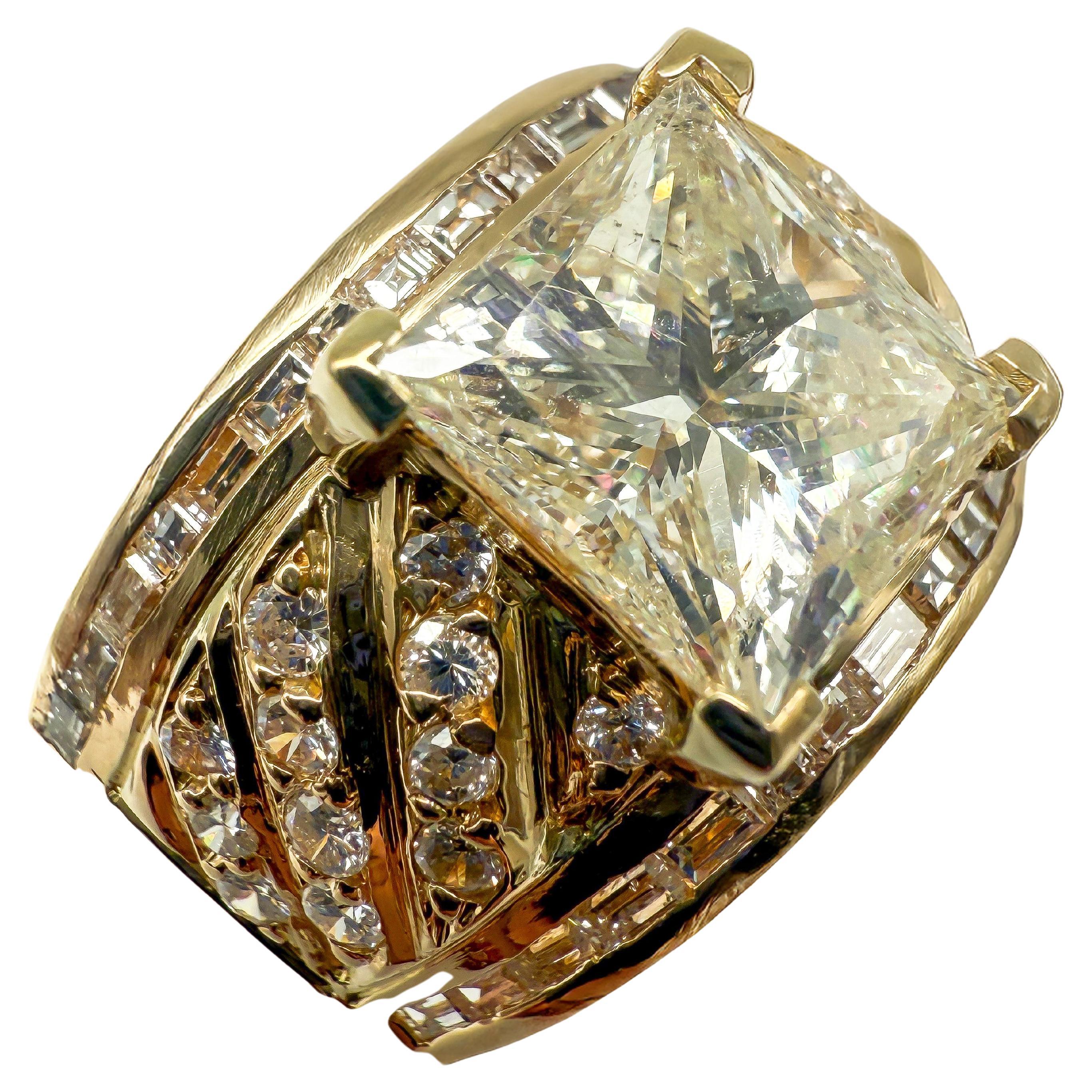 Anello in oro giallo 18k con diamanti in vendita