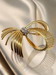Broche de oro 750 con diamantes rosas.