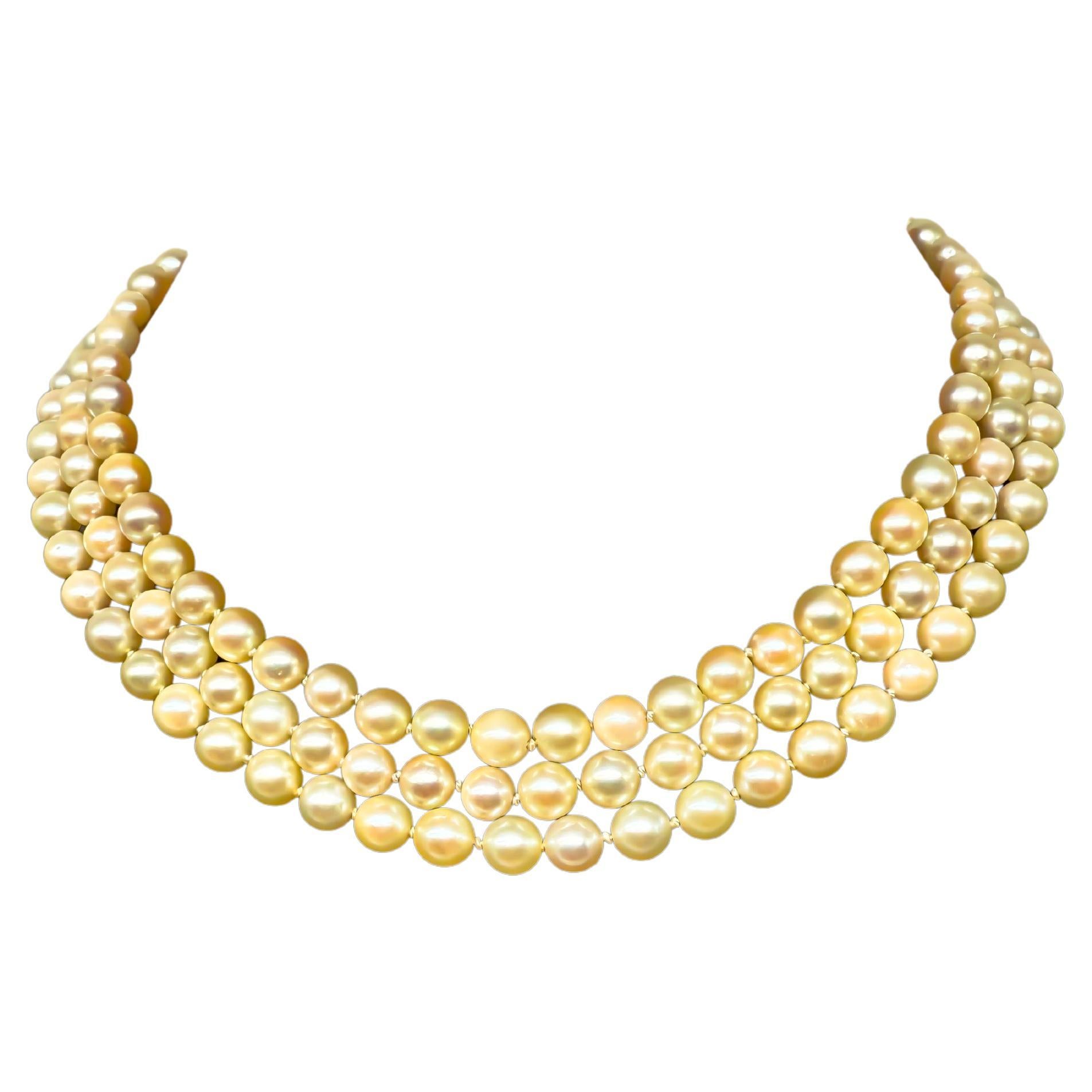Collana a tre fili di perle graduate con chiusura in oro giallo 14k e diamanti. in vendita