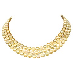 Collana a tre fili di perle graduate con chiusura in oro giallo 14k e diamanti.