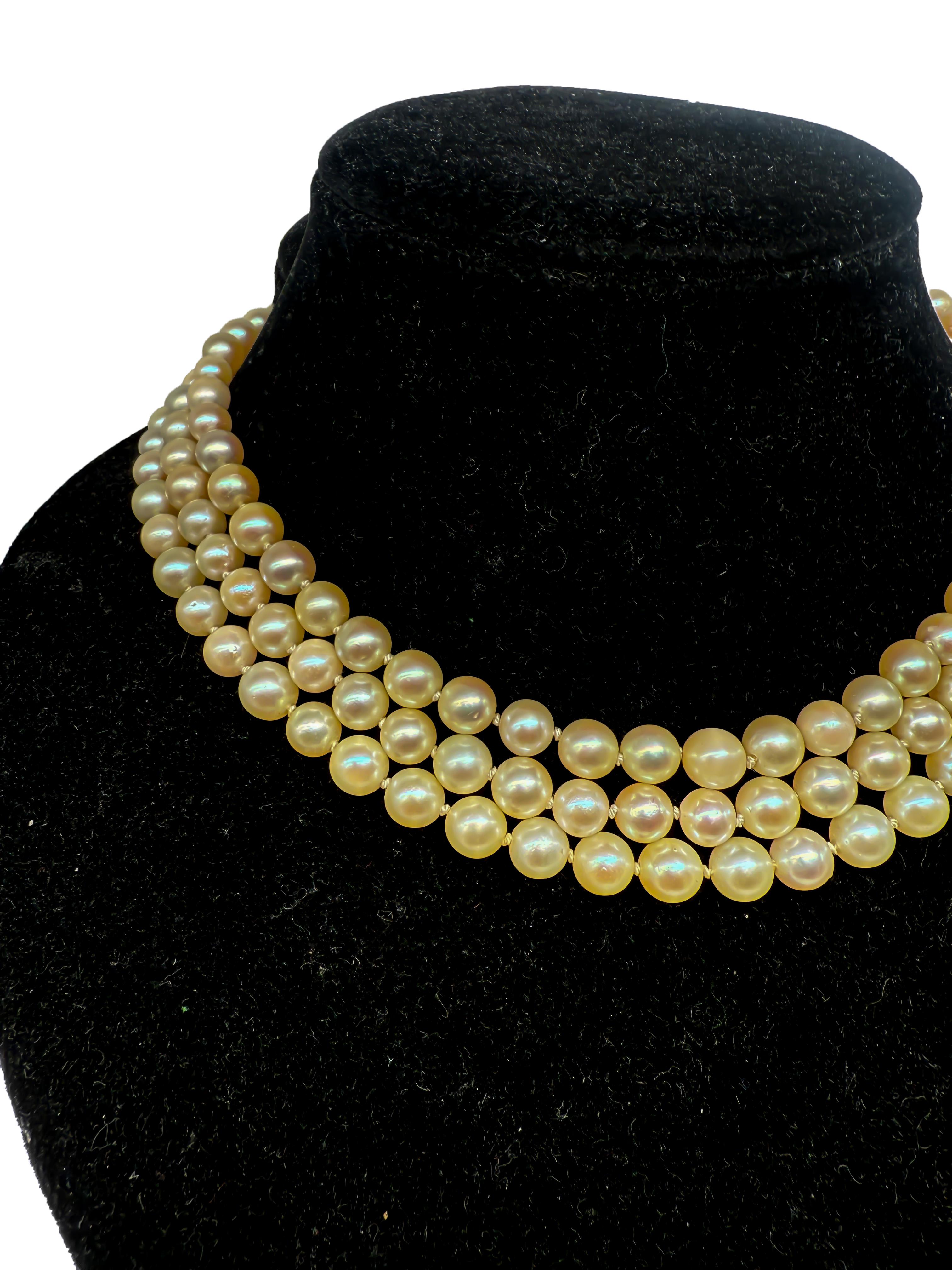 Moderno Collana a tre fili di perle graduate con chiusura in oro giallo 14k e diamanti. in vendita