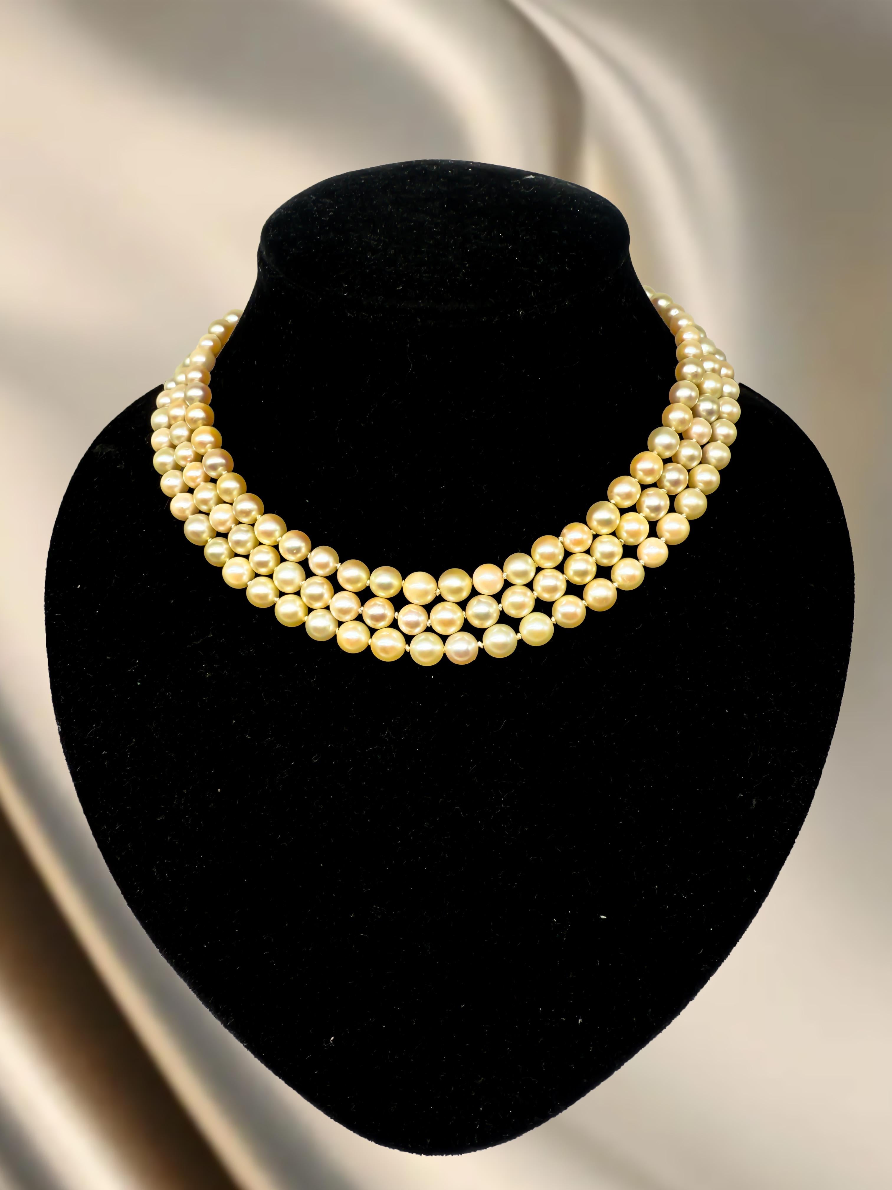 Questa elegante collana combina materiali lussuosi con una bellezza senza tempo, rendendola un vero gioiello per chi apprezza gli accessori di pregio. In eccellenti condizioni di usato con pochi o nessun segno di usura visibile, si presenta quasi