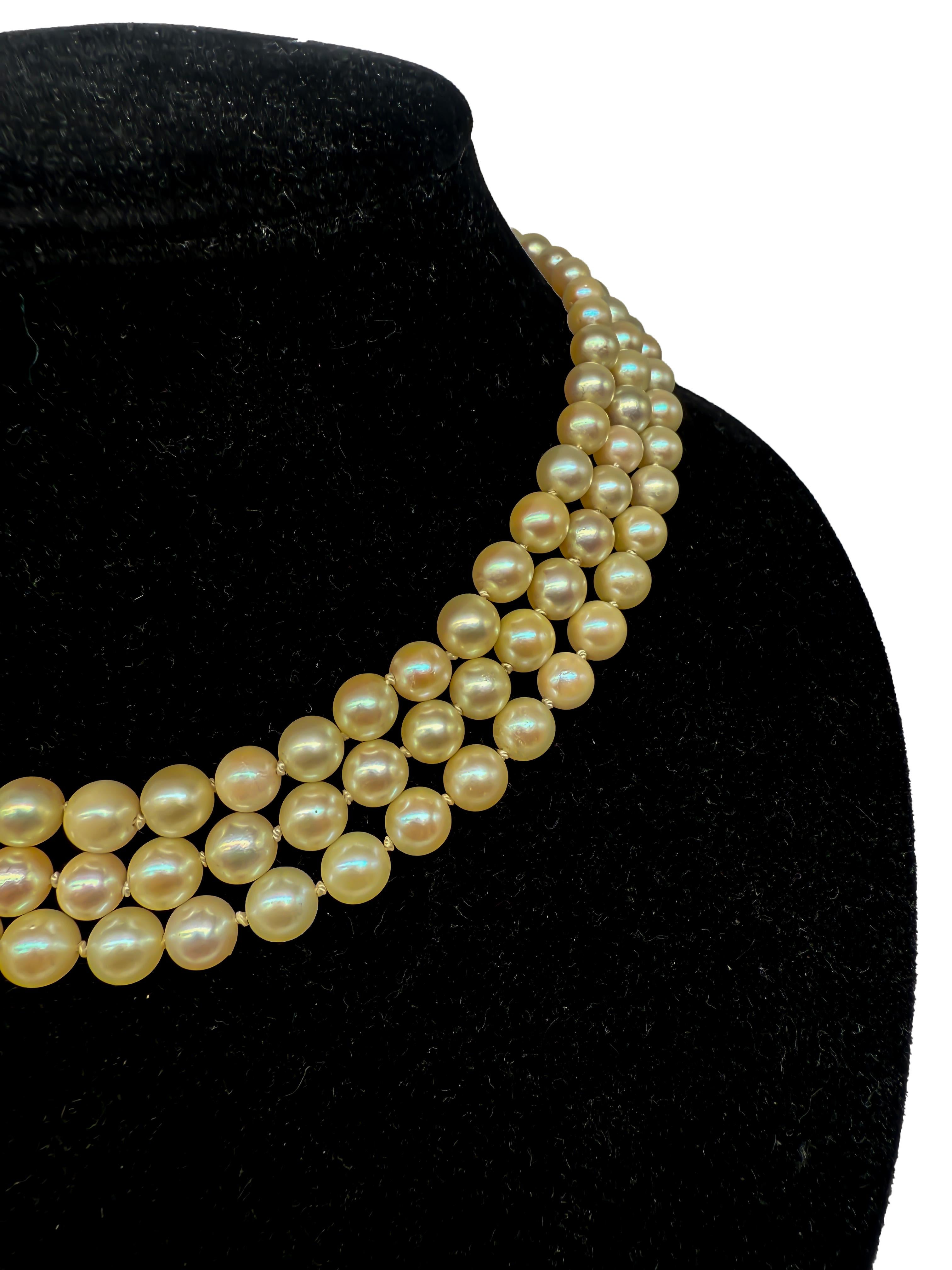 Taglio rotondo Collana a tre fili di perle graduate con chiusura in oro giallo 14k e diamanti. in vendita