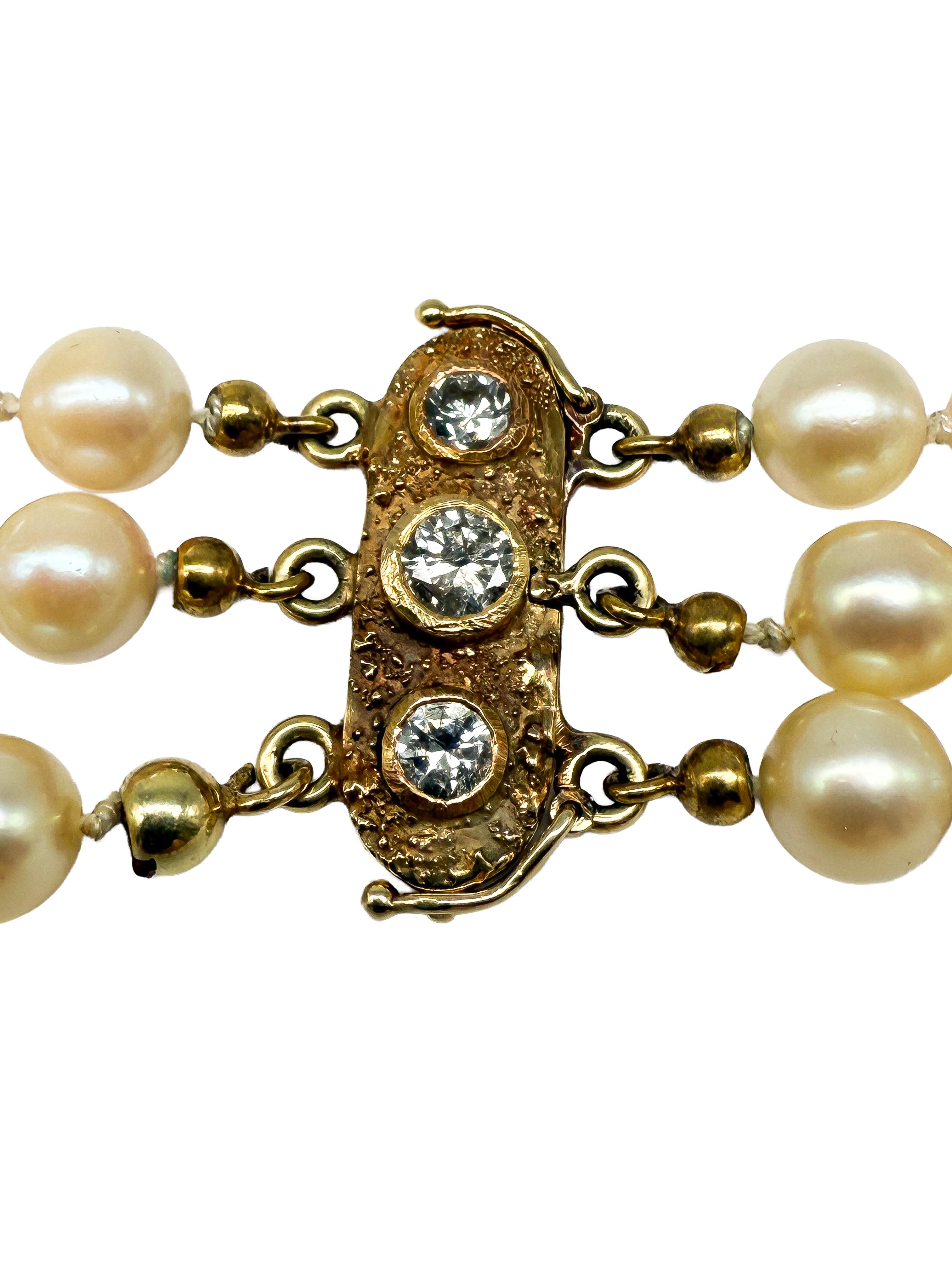 Collana a tre fili di perle graduate con chiusura in oro giallo 14k e diamanti. In condizioni buone in vendita a Berlin, DE