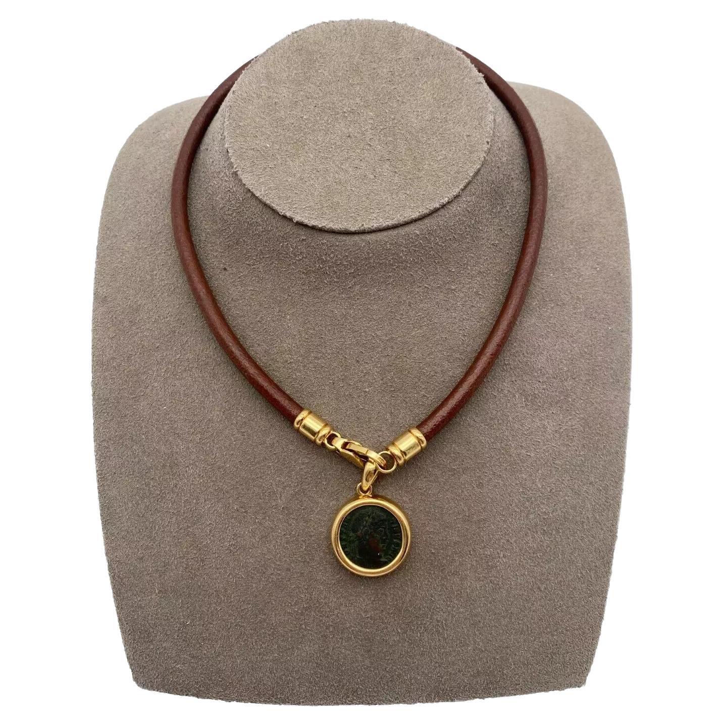 Collar Bulgari con Moneda Romana en Oro y Piel en venta