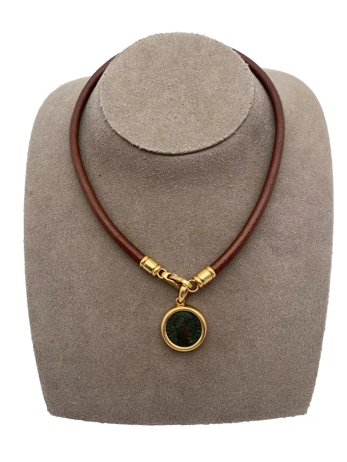 Collar Bulgari con Moneda Romana en Oro y Piel en venta 2