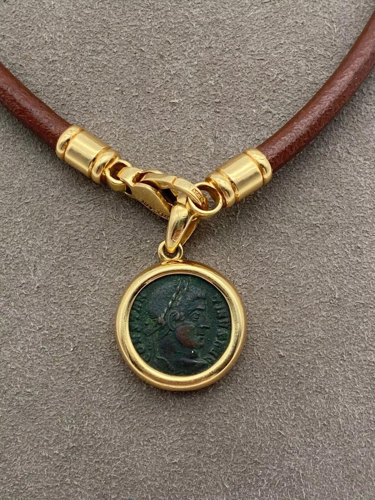 Experimenta una extraordinaria fusión de historia antigua y lujo italiano con este raro collar de Bvlgari. Esta excepcional pieza de joyería combina magistralmente la experta artesanía del oro con el carácter único de una auténtica moneda romana, lo
