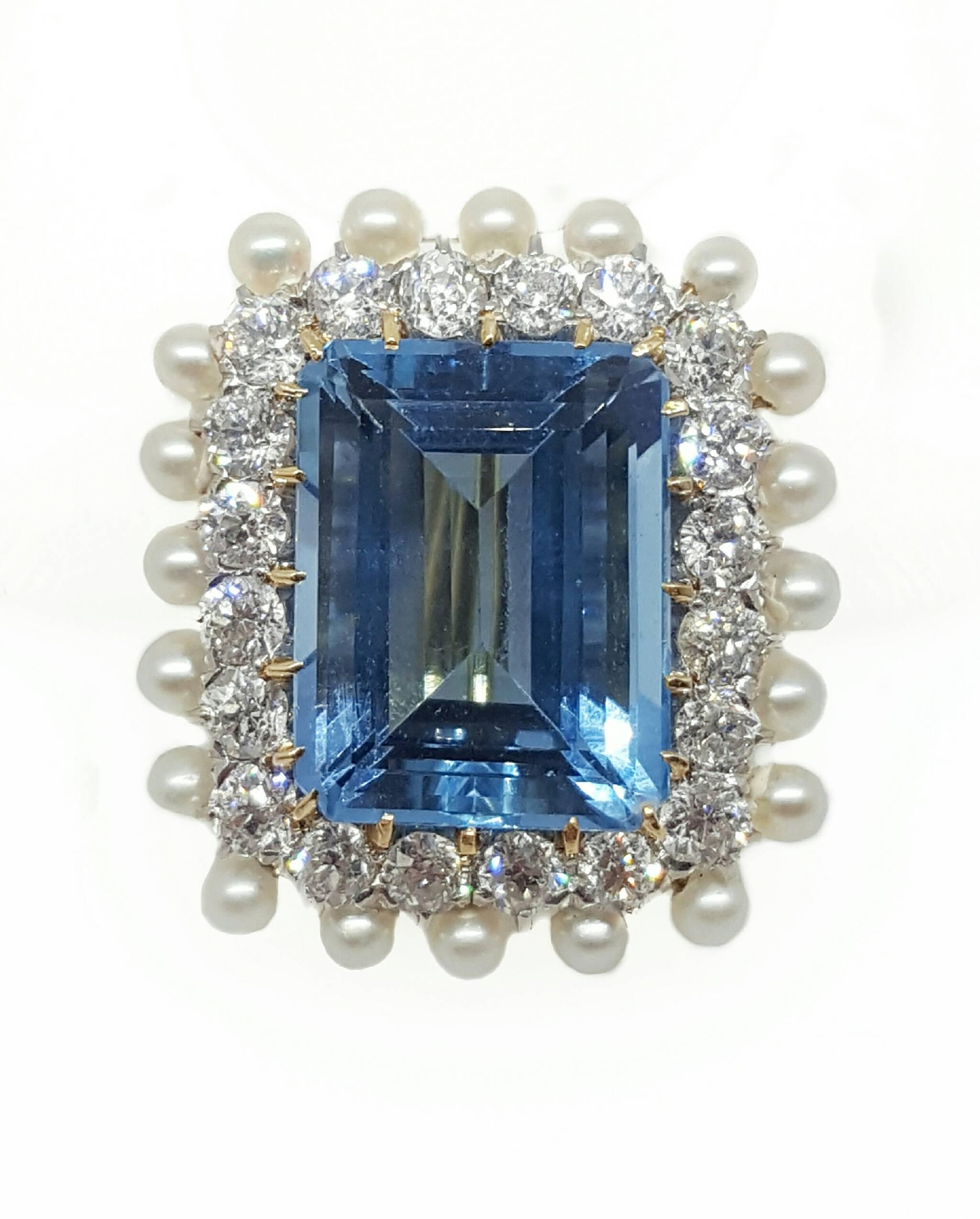 This beautiful 12 carat Aquamarine, is surrounded by 20 Old European cut diamonds and the original 20 pearls from when the brooch was crafted. The brooch is made from 18 karat yellow gold with platinum heads for the diamonds. The Aquamarine is a