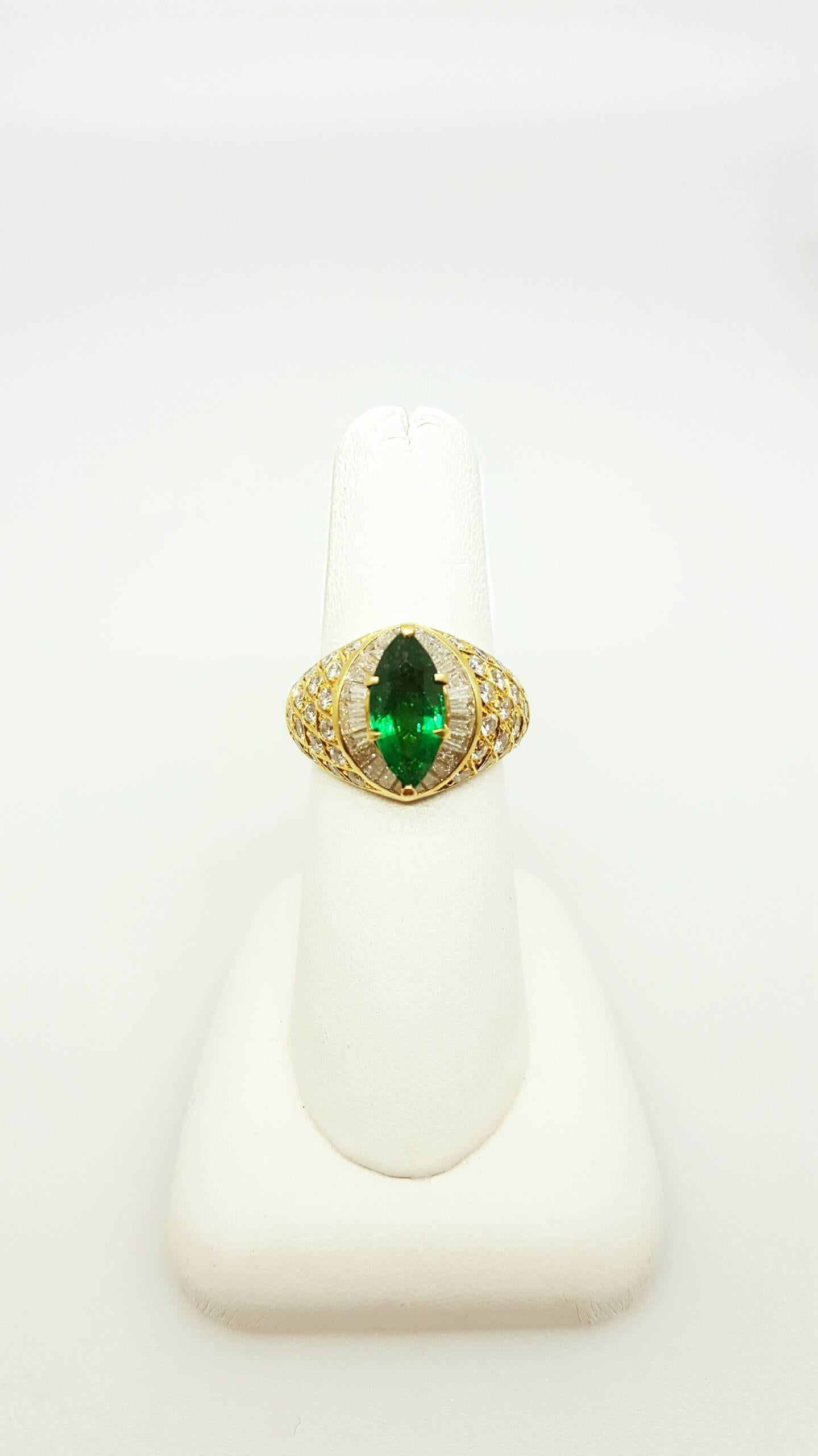 Women's Exquisite Emerald Diamond Gold Ring