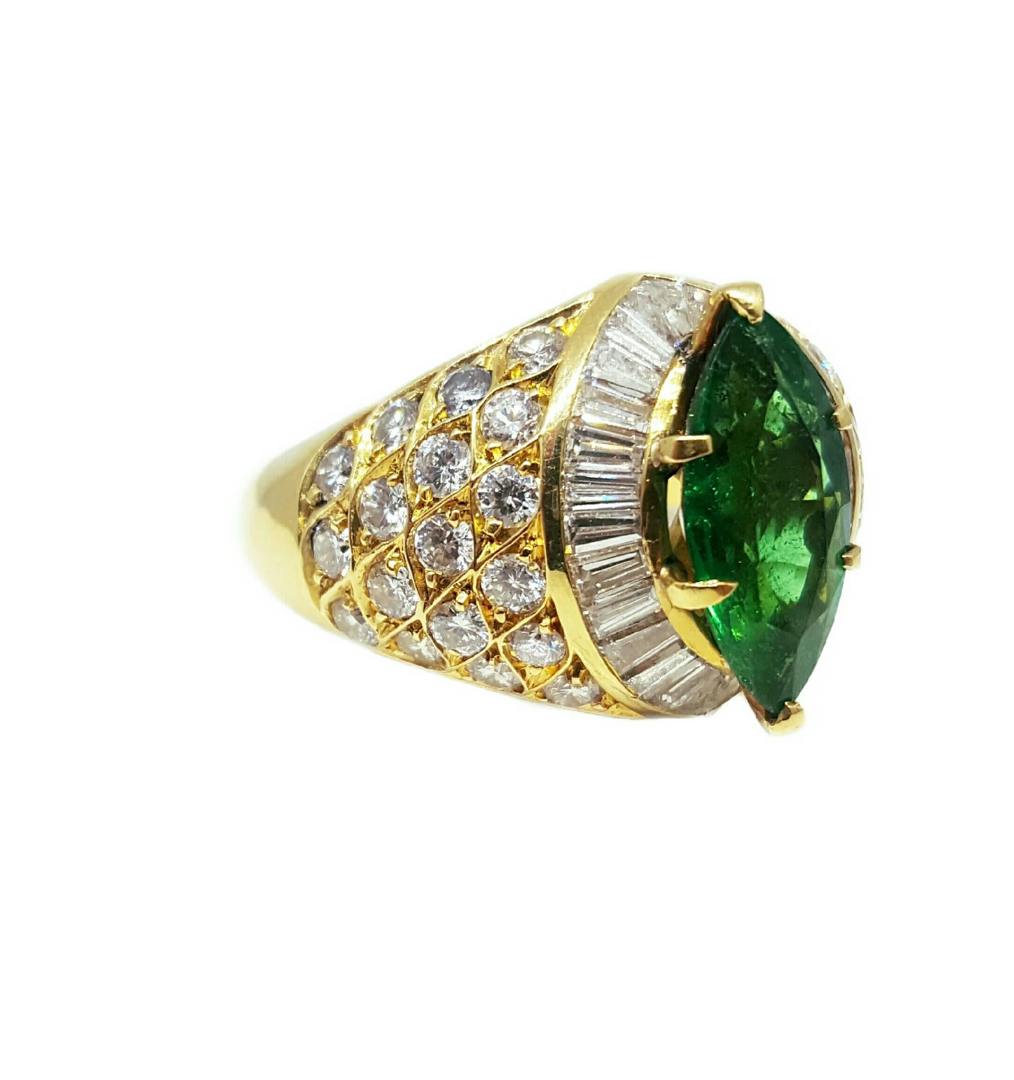 Exquisite Emerald Diamond Gold Ring In Excellent Condition In Lake Forest, IL