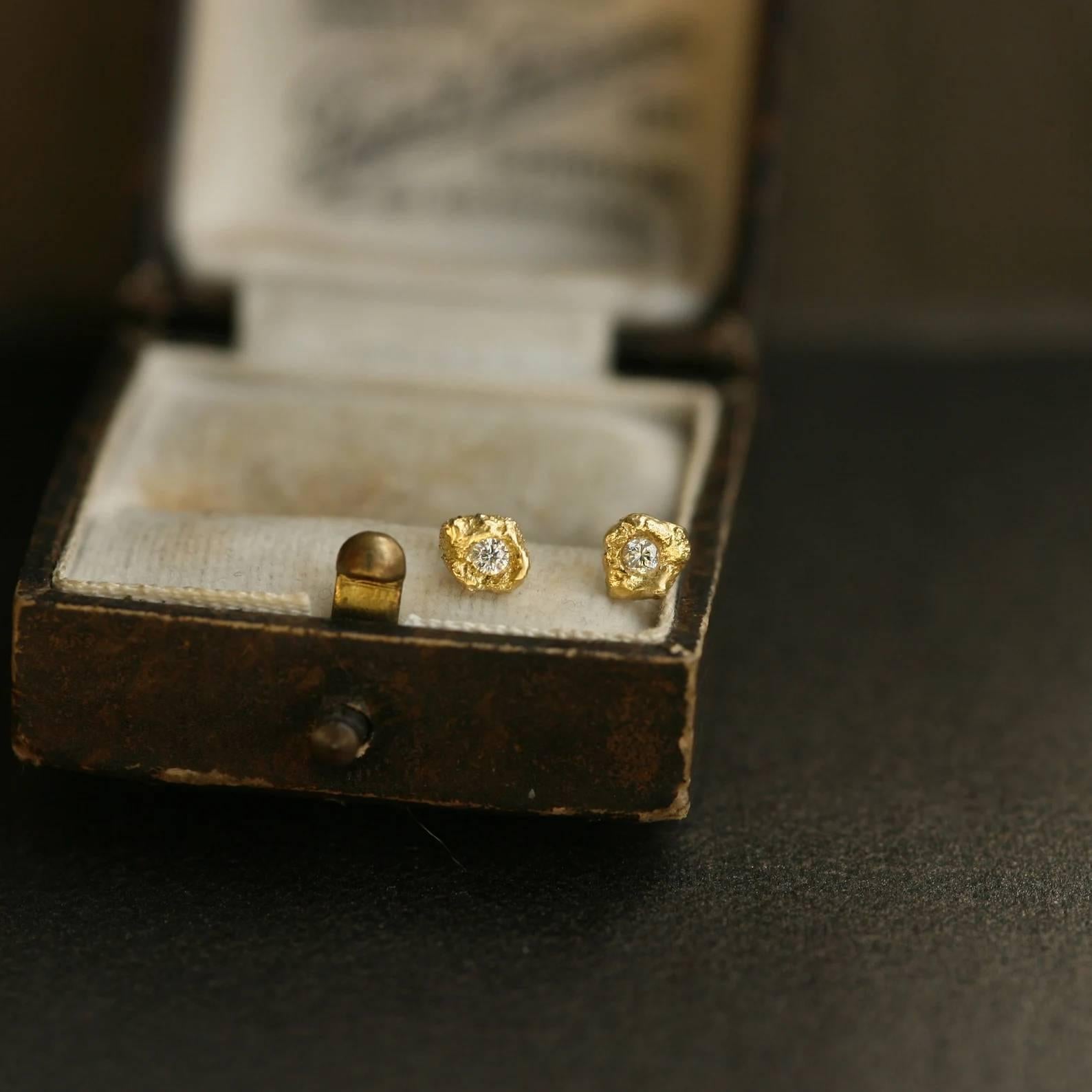 Créées en or 18 carats texturé par le feu, les boucles d'oreilles Lava Blanc capturent le mouvement dans des formes compactes et asymétriques. Au centre de chacun d'eux, un diamant blanc définit un point d'immobilité et de lumière, intemporel dans