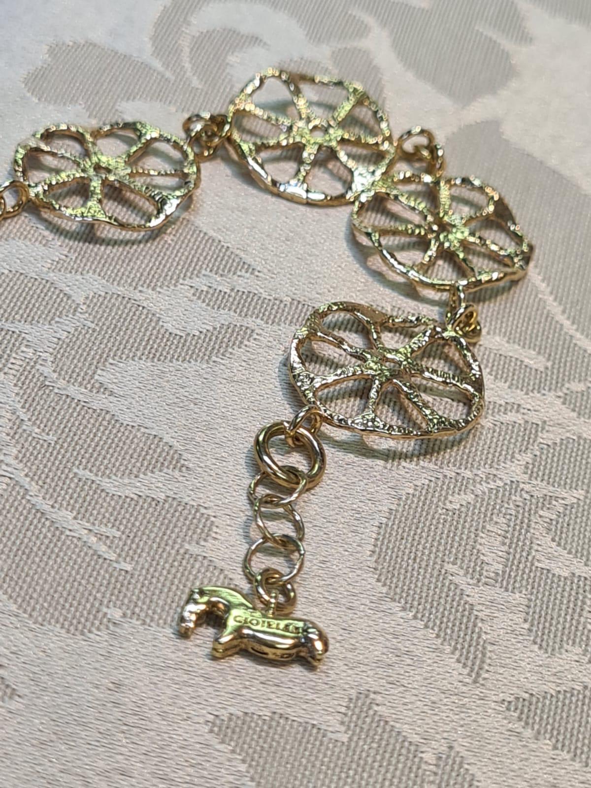 Bracciale Disco Traforato, realizzato a mano con l'antica tecnica della Cera Persa o microfusione, in Argento 925 placcato in Oro 24 carati.
Questo bracciale è ispirato ad un piccolo Disco Traforato, scolpito nell'avorio di mammut, rinvenuto nel