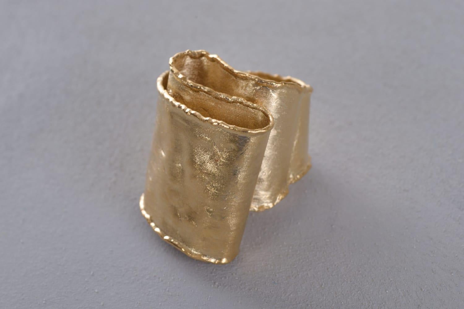 Cette bracciale Vera réalisée en argent 925 et plaquée en or 24 carats est une véritable œuvre d'art à réaliser, un chef-d'œuvre de design contemporain qui allie force, élégance et mouvement.
Ses lignes flamboient comme des ondes dorées, plasmées à