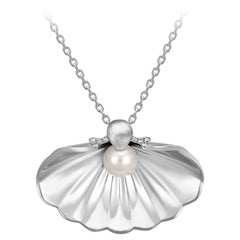 Aphrodite's Shell Anhänger, 18 Karat Weißgold, Akoya-Perle und Diamanten
