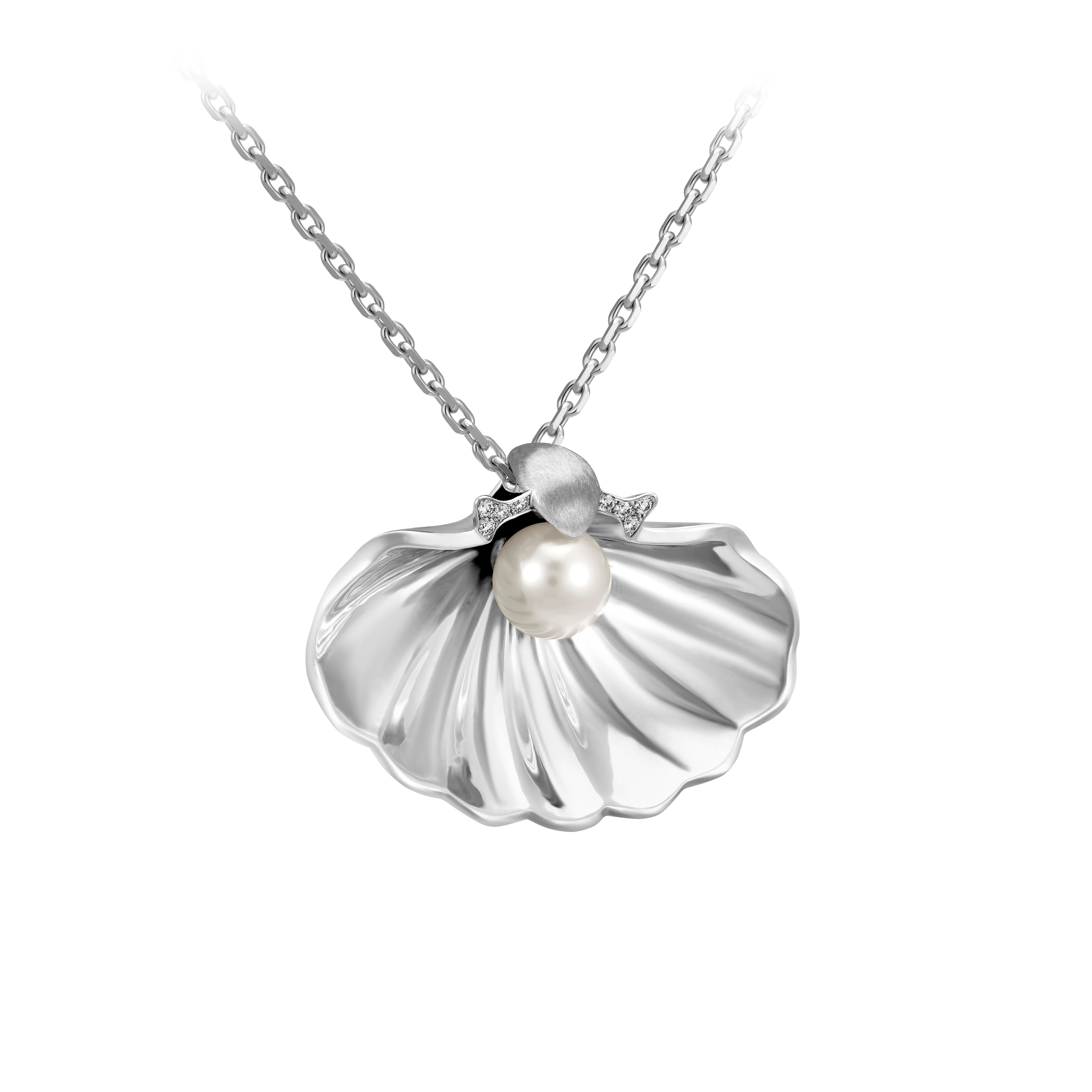 Dea dell'amore e della bellezza, Afrodite seduce con la sua grazia tutti gli dei dell'Olimpo. La conchiglia, allegoria delle sue origini marine, riflette attraverso l'effetto lucido a specchio dell'oro bianco il raggio di sole di un'abbagliante