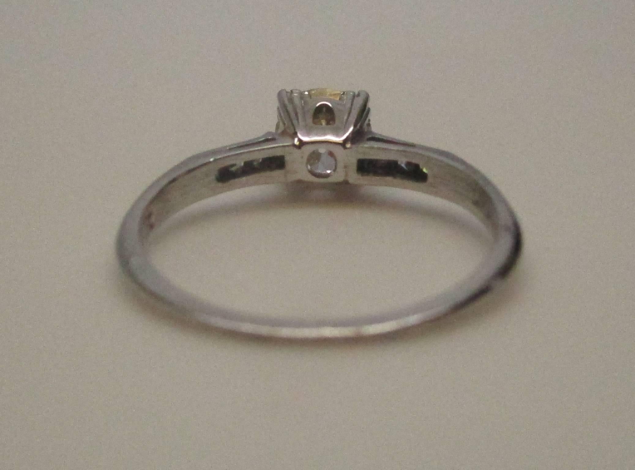 Verlobungsring aus Platin mit Diamant im Euroschliff aus der Mitte des Jahrhunderts (Alteuropäischer Schliff) im Angebot